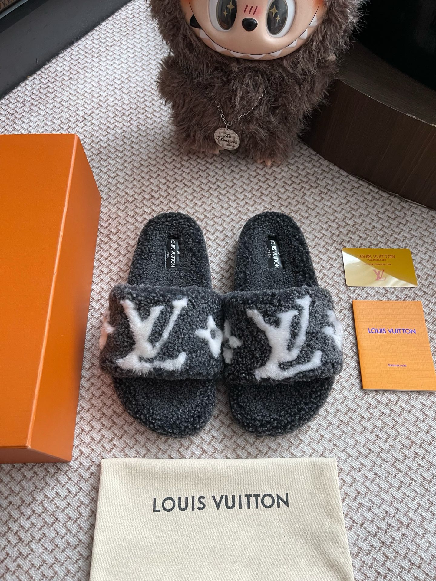 NO:488705,LV double-color wool drag shoes are purchased and developed by Zp, all customized materials, exclusive mold opening sole, all details are shipped together, and even the packaging is the same as the genuine one. Size: 35-40, fur shoes and slippers, louis vuitton, slippers19860909LV 双色毛拖整双鞋子采购Zp开发打造,全部定制材料,独家开模大底,细节全部对版出货,连包装也做到跟正品一样.码数:35-40,毛毛鞋拖鞋,louis vuitton,slippers,Women's Shoes