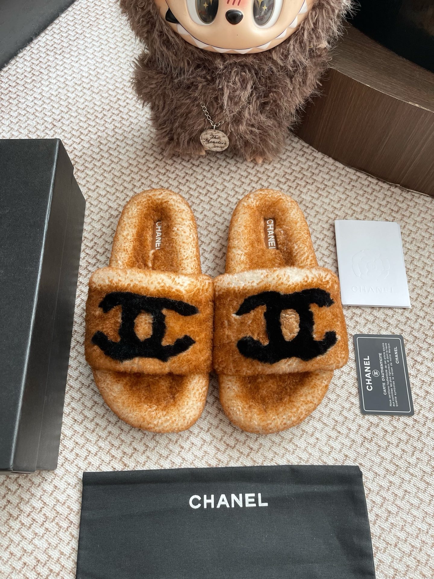 NO:488728,Chanel's two-color wool-drag shoes are purchased and developed and created by Zp, all customized materials, exclusive mold opening sole, all details are shipped together, and even the packaging is the same as the genuine one. Size: 35-40, fur shoes and slippers, chanel, slippers19860909香奈儿 双色毛拖整双鞋子采购Zp开发打造,全部定制材料,独家开模大底,细节全部对版出货,连包装也做到跟正品一样.码数:35-40,毛毛鞋拖鞋,chanel,slippers,Women's Shoes