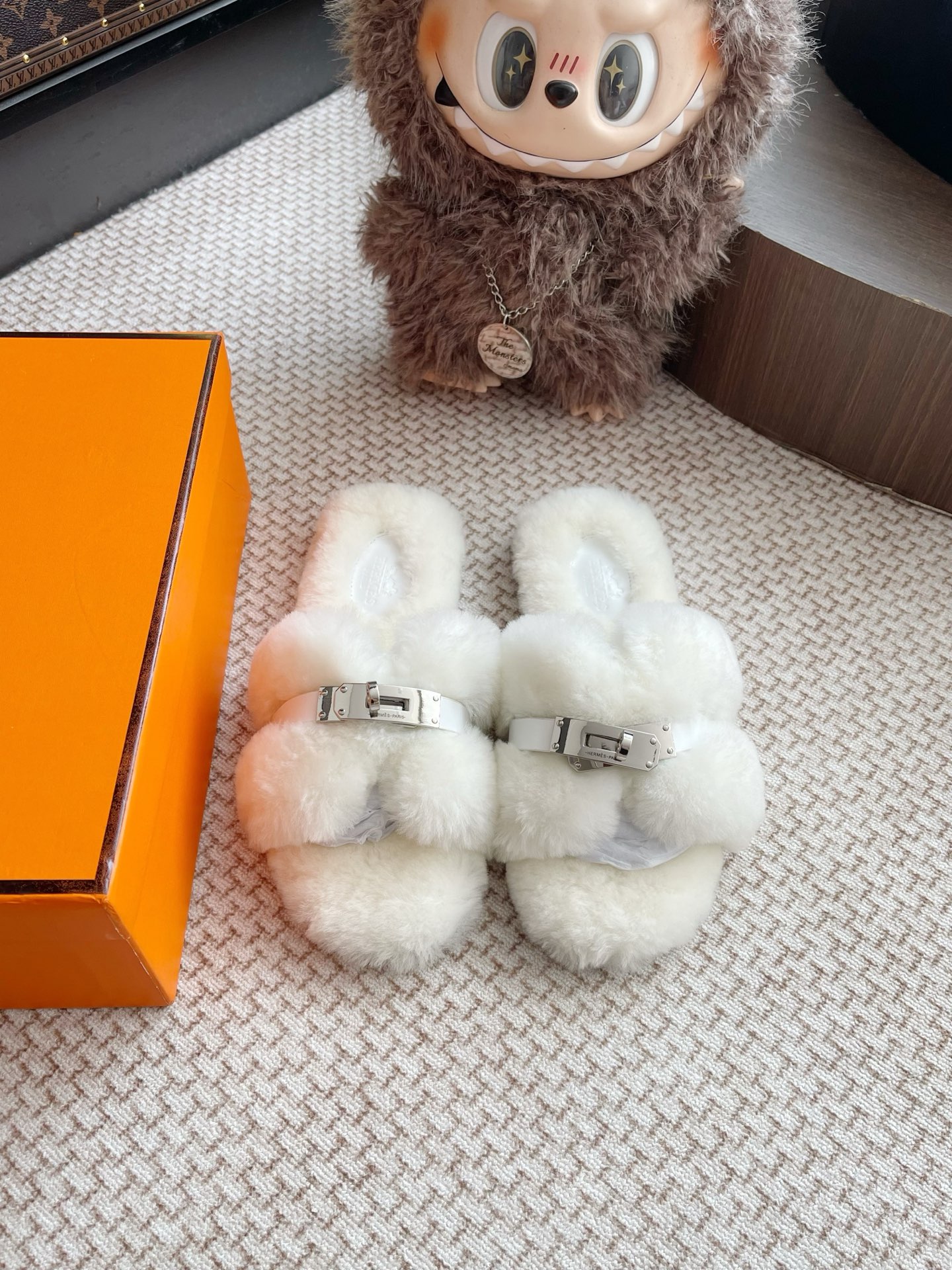 NO:488742,Hermes genuine leather sole fur drag shoes are purchased and developed and created by Zp, all customized materials, exclusive mold opening sole, all details are shipped together, and even the packaging is the same as the genuine one. Size: 35-40, fur shoes and slippers, hermes, slippers19860909爱马仕真皮底毛拖整双鞋子采购Zp开发打造,全部定制材料,独家开模大底,细节全部对版出货,连包装也做到跟正品一样.码数:35-40,毛毛鞋拖鞋,hermes,slippers,Women's Shoes