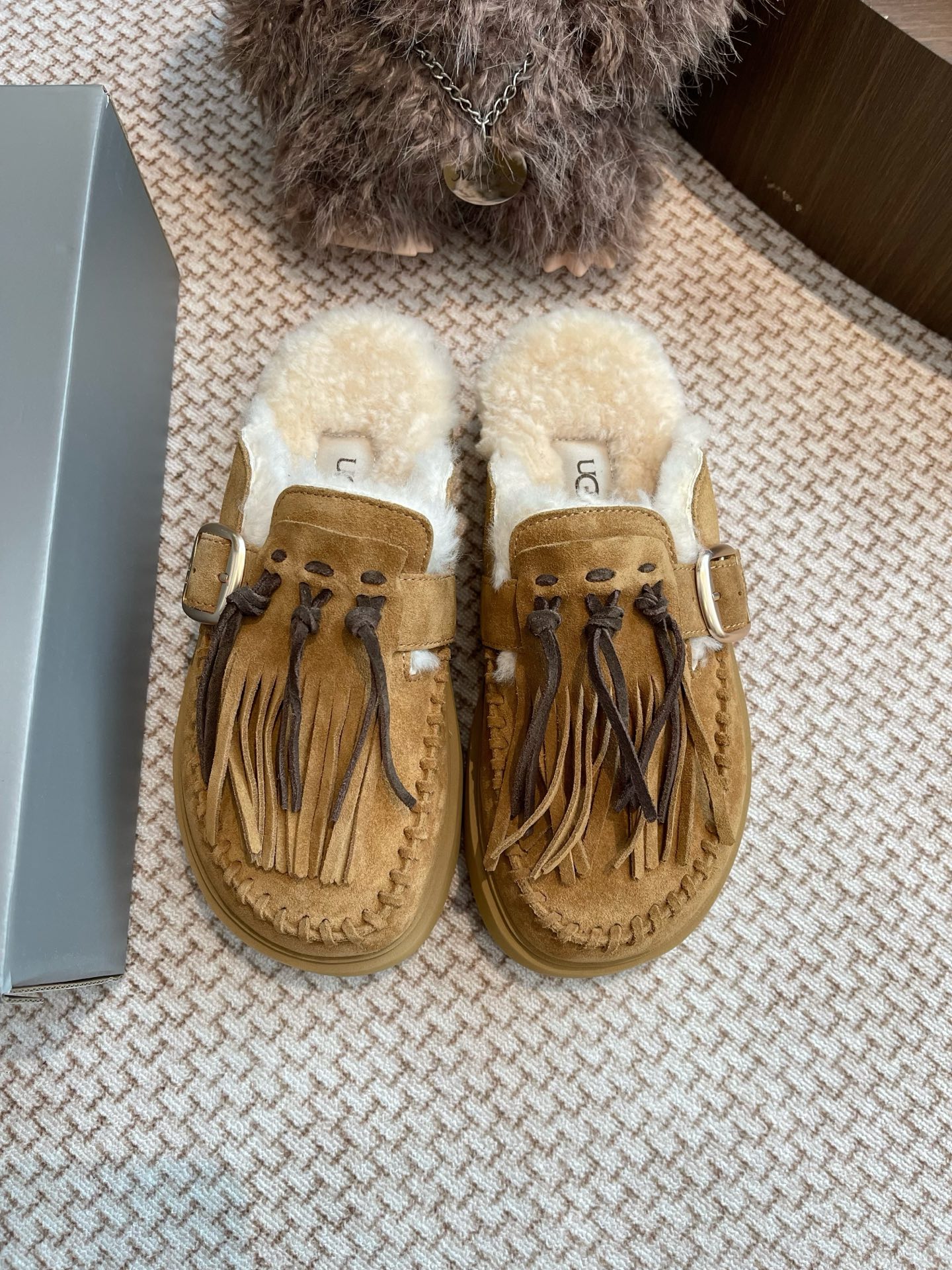 NO:512329,UGG tassel half-drag shoes are purchased and developed and developed by Zp, all customized materials, exclusive mold opening sole, all details are shipped together, and even the packaging is the same as the genuine one. Size: 35-40, semi-drag shoes19860909UGG流苏半拖整双鞋子采购Zp开发打造,全部定制材料,独家开模大底,细节全部对版出货,连包装也做到跟正品一样.码数:35-40,半拖毛毛鞋,Women's Shoes