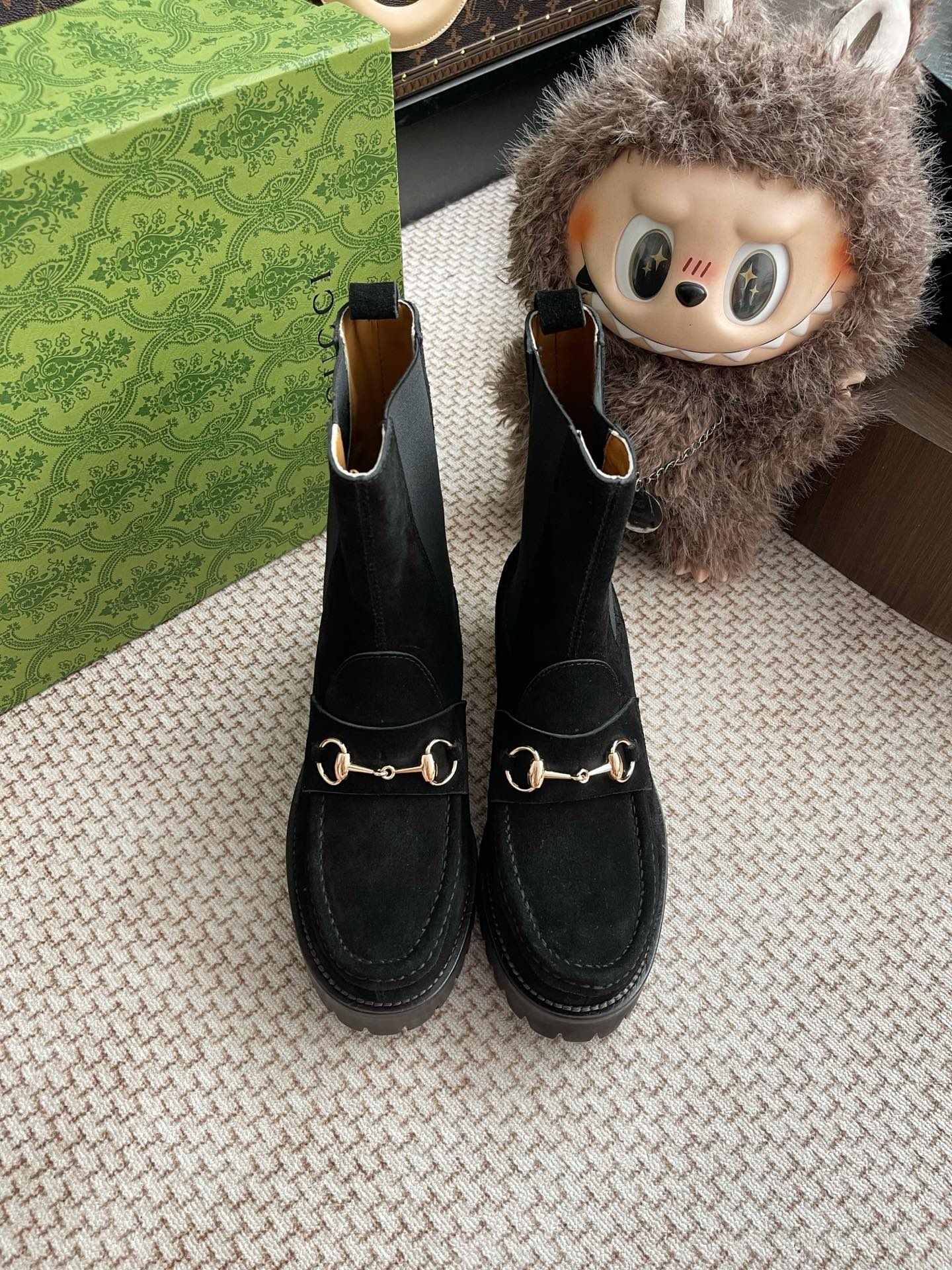 NO:512318,Gucci classic boots are purchased and developed and created by Zp, all customized materials, exclusive mold opening sole, all details are shipped together, and even the packaging is the same as the genuine one. Number of sizes: 35-41, boots, gucci, boots19860909Gucci 经典靴子整双鞋子采购Zp开发打造,全部定制材料,独家开模大底,细节全部对版出货,连包装也做到跟正品一样.码数:35-41,靴子,gucci,boots,Women's Shoes
