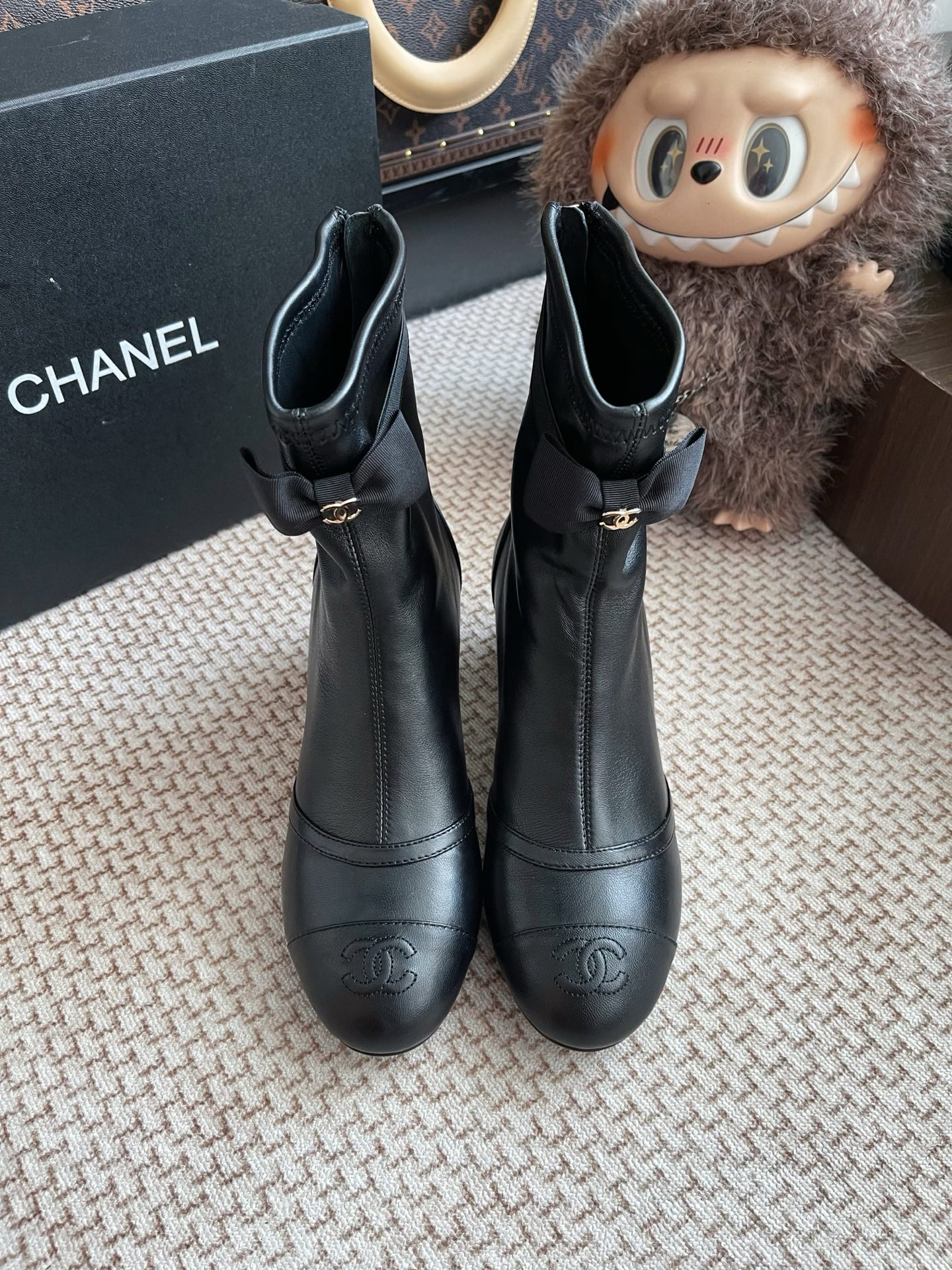 NO:558741,Chanel chip version is exclusively shipped. The entire pair of shoes is purchased and developed by ZP. All customized materials, exclusive molded soles, all details are shipped according to the version, and even the packaging is the same as the original. Code number 35-41 (40 41 custom-made is not returnable), boots, chanel, boots19860909香奈儿 芯片版本 独家出货 整双鞋子采购Zp开发打造,全部定制材料,独家开模大底,细节全部对版出货,连包装也做到跟正品一样.码数35-41（ 40 41定做不退换）,靴子,chanel,boots,Women's Shoes