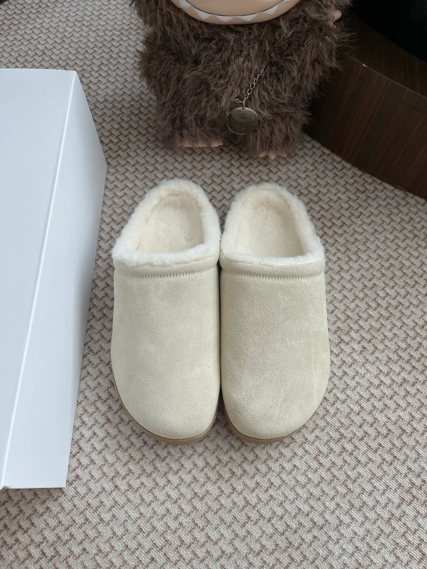 NO:560542,alo chip version is exclusively shipped. The entire pair of shoes is developed and manufactured by ZP. All customized materials, exclusive molded outsole, all details are shipped according to the version, and even the packaging is the same as the original. The code number is 35-40 (40 is custom-made and cannot be returned or exchanged), semi-furry shoes19860909alo 芯片版本 独家出货 整双鞋子采购Zp开发打造,全部定制材料,独家开模大底,细节全部对版出货,连包装也做到跟正品一样.码数35-40（ 40 定做不退换）,半拖毛毛鞋,Women's Shoes