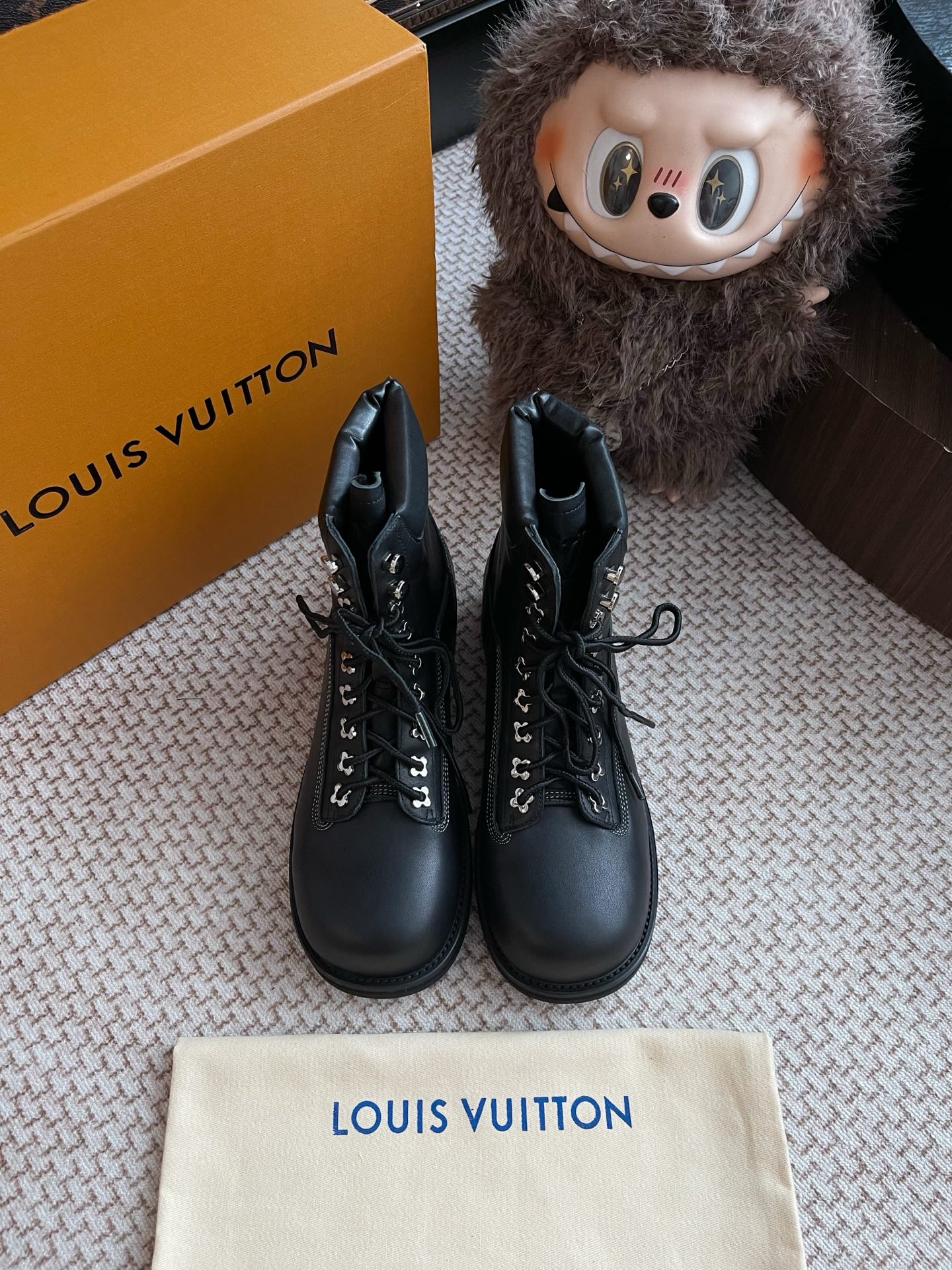 NO:560510,LV chip version is exclusively shipped. The entire pair of shoes is purchased and developed by ZP. All customized materials, exclusive molded outsole, all details are shipped according to the version, and even the packaging is the same as the original. Code number 35-41 (40 41 custom-made is not returnable), boots, Louis Vuitton, boots19860909LV 芯片版本 独家出货 整双鞋子采购Zp开发打造,全部定制材料,独家开模大底,细节全部对版出货,连包装也做到跟正品一样.码数35-41（ 40 41定做不退换）,靴子,louis vuitton,boots,Women's Shoes
