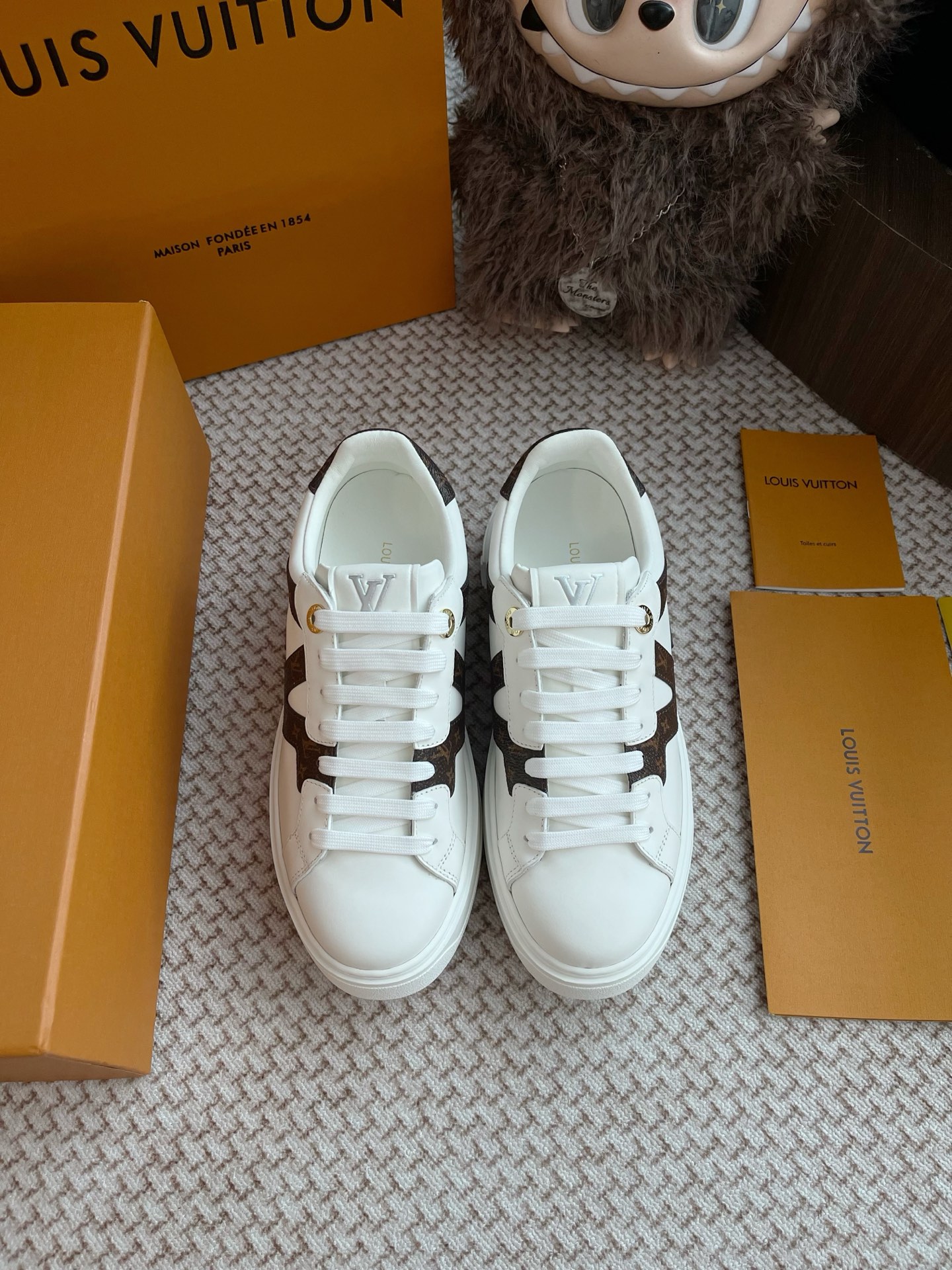 NO:560496,LV chip version is exclusively shipped. The entire pair of shoes is purchased and developed by ZP. All customized materials, exclusive molded outsole, all details are shipped according to the version, and even the packaging is the same as the original. Code number 35-41 (40 41 customized non-refundable), casual shoes/sports shoes, Louis Vuitton, sneakers19860909LV 芯片版本 独家出货 整双鞋子采购Zp开发打造,全部定制材料,独家开模大底,细节全部对版出货,连包装也做到跟正品一样.码数35-41（ 40 41定做不退换）,休闲鞋/运动鞋,louis vuitton,sneakers,Women's Shoes