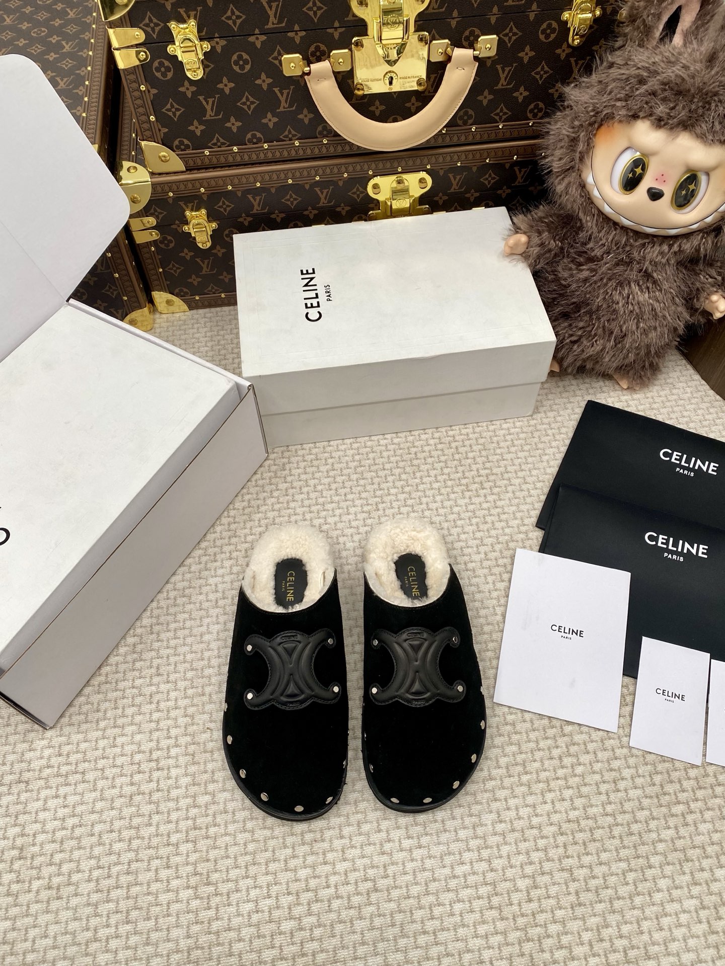 NO:696092,CELINE chip version with counter synchronized airplane box. The whole pair of shoes is developed and manufactured by ZP. All customized materials, exclusive molded outsole, all details are shipped according to the version, and even the packaging is the same as the original. Size: women's 35-40, half drag, celine19860909CELINE 芯片版 配专柜同步飞机盒整双鞋子采购Zp开发打造,全部定制材料,独家开模大底,细节全部对版出货,连包装也做到跟正品一样.码数:女35-40,半拖,celine,Women's Shoes