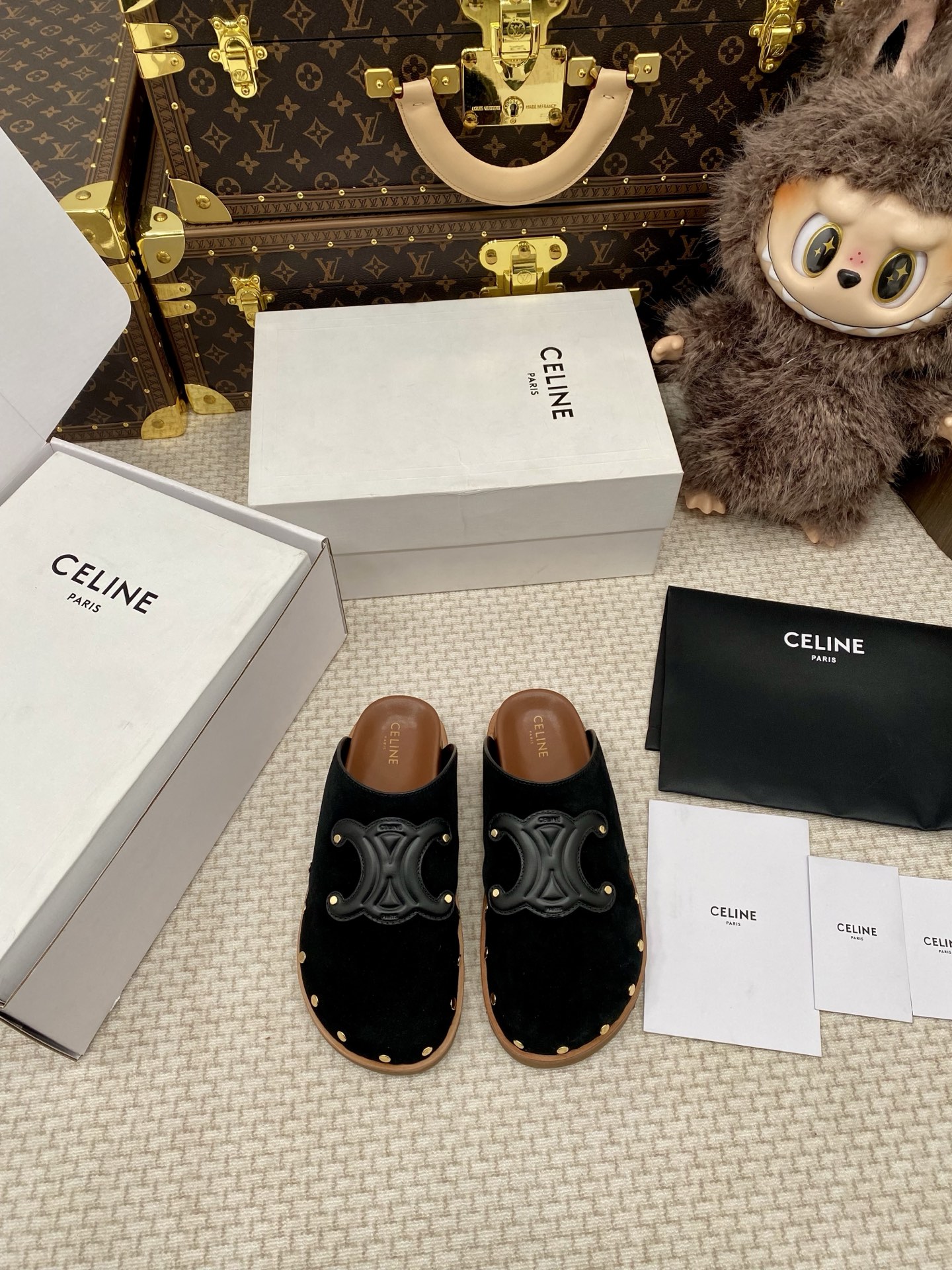 NO:696111,CELINE chip version with counter synchronized airplane box. The whole pair of shoes is developed and manufactured by ZP. All customized materials, exclusive molded outsole, all details are shipped according to the version, and even the packaging is the same as the original. Size: women's 35-40, half drag, celine19860909CELINE 芯片版 配专柜同步飞机盒整双鞋子采购Zp开发打造,全部定制材料,独家开模大底,细节全部对版出货,连包装也做到跟正品一样.码数:女35-40,半拖,celine,Women's Shoes