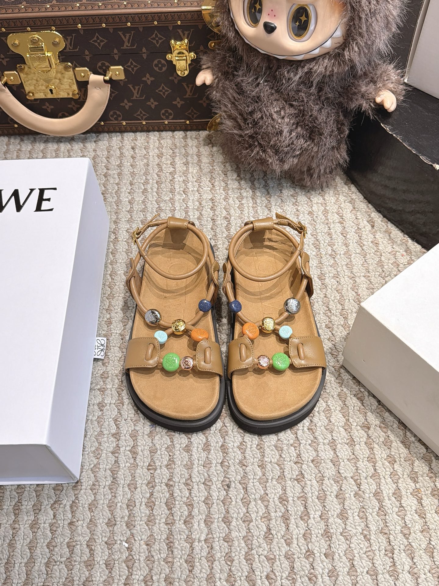 NO:819731,LOEWE top version of the one-strap sandals. The entire pair of shoes is purchased and developed by ZP. All customized materials, exclusive molded outsole, all details are shipped according to the version, and even the packaging is the same as the original. Size: women's 35-40, sandals, loewe, sandals19860909LOEWE 顶级版 一字带凉鞋整双鞋子采购Zp开发打造,全部定制材料,独家开模大底,细节全部对版出货,连包装也做到跟正品一样.码数:女35-40,凉鞋,loewe,sandals,Women's Shoes
