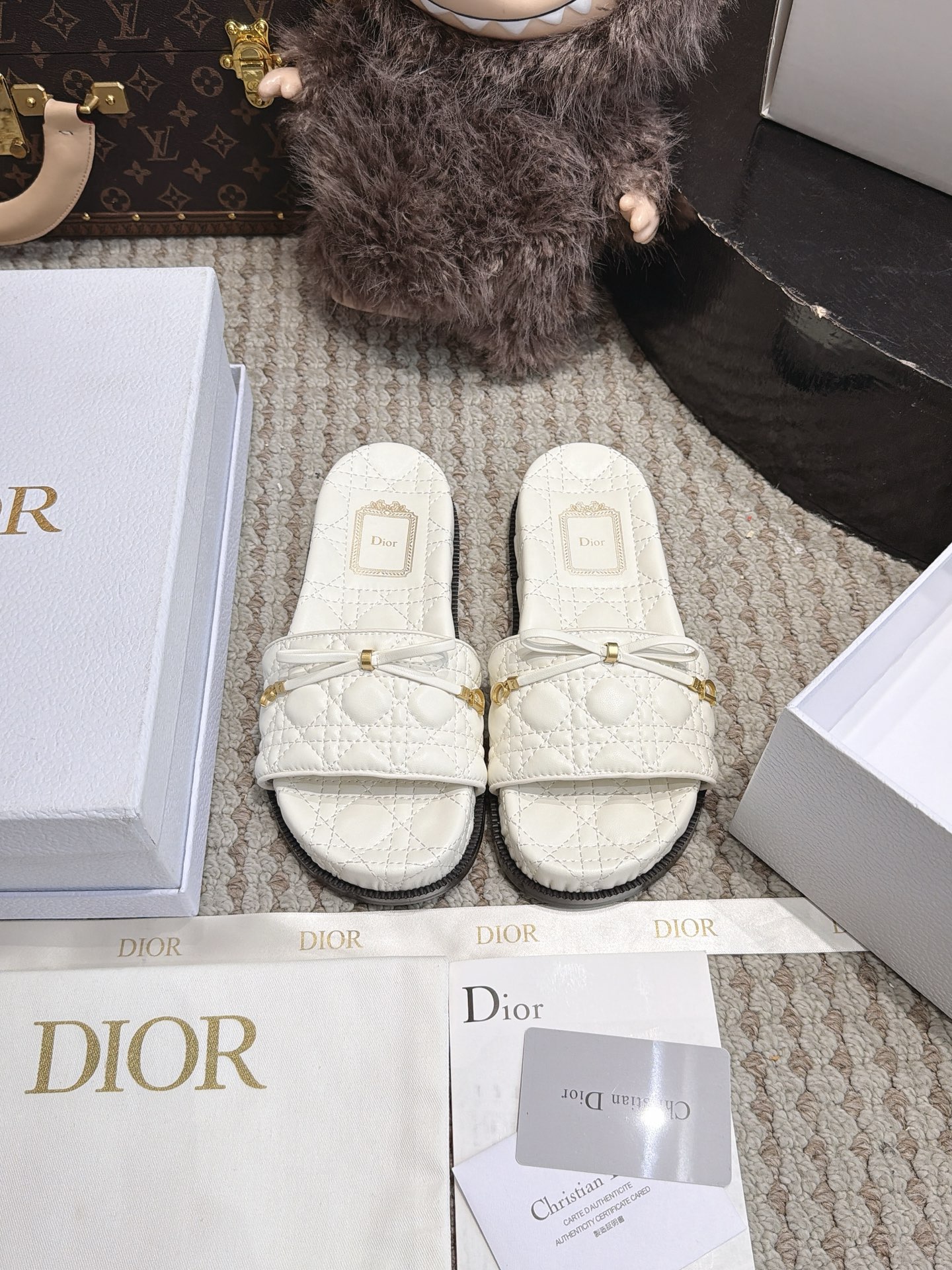 NO:819754,Dior's top version of the rattan plaid slippers. The entire pair of shoes is developed and manufactured by ZP. All customized materials, exclusive molded outsole, all details are shipped according to the version, and even the packaging is the same as the original. Size: women's 35-41, slippers, dior, slippers19860909Dior 顶级版 结藤格纹拖鞋 整双鞋子采购Zp开发打造,全部定制材料,独家开模大底,细节全部对版出货,连包装也做到跟正品一样.码数:女35-41,拖鞋,dior,slippers,Women's Shoes