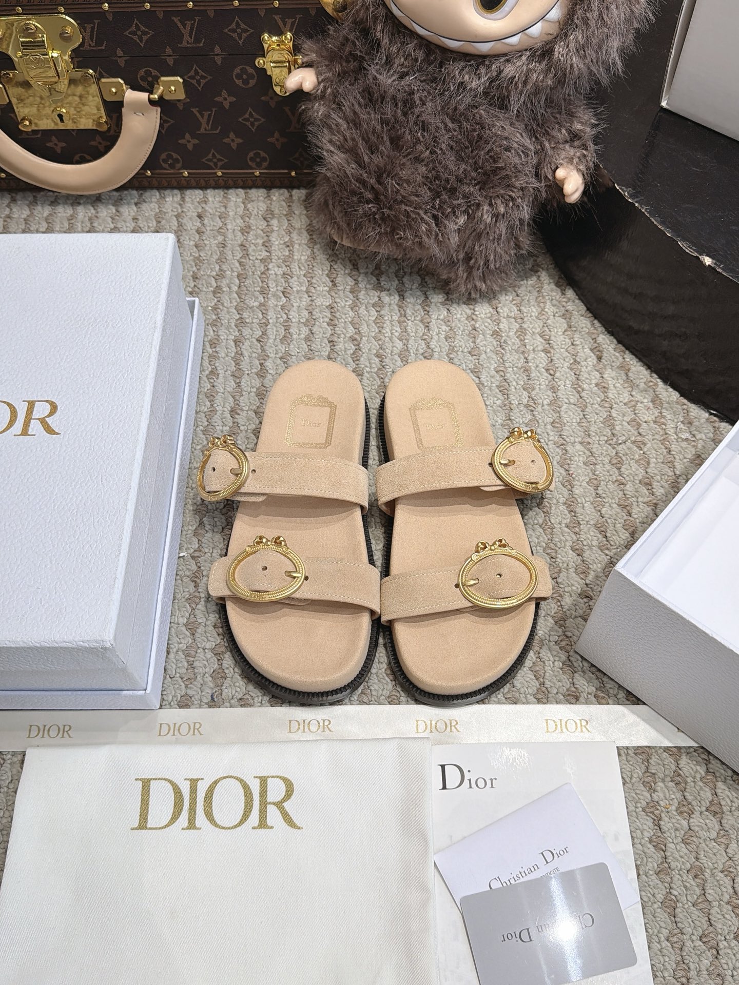 NO:819774,Dior's top version of round toe flat slippers. The entire pair of shoes is developed and manufactured by ZP. All customized materials, exclusive molded outsole, all details are shipped according to the version, and even the packaging is the same as the original. Size: women's 35-41, slippers, dior, slippers19860909Dior 顶级版 圆头平底一字拖鞋 整双鞋子采购Zp开发打造,全部定制材料,独家开模大底,细节全部对版出货,连包装也做到跟正品一样.码数:女35-41,拖鞋,dior,slippers,Women's Shoes