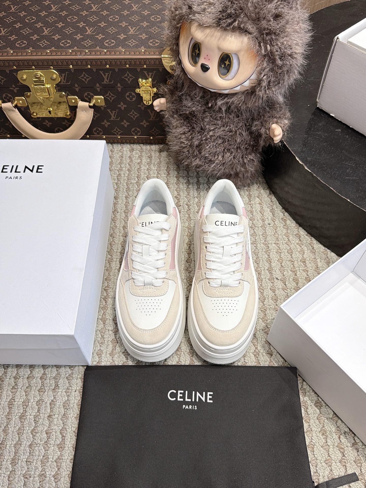 Кроссовки Celine с розовыми вставками и белой подошвой