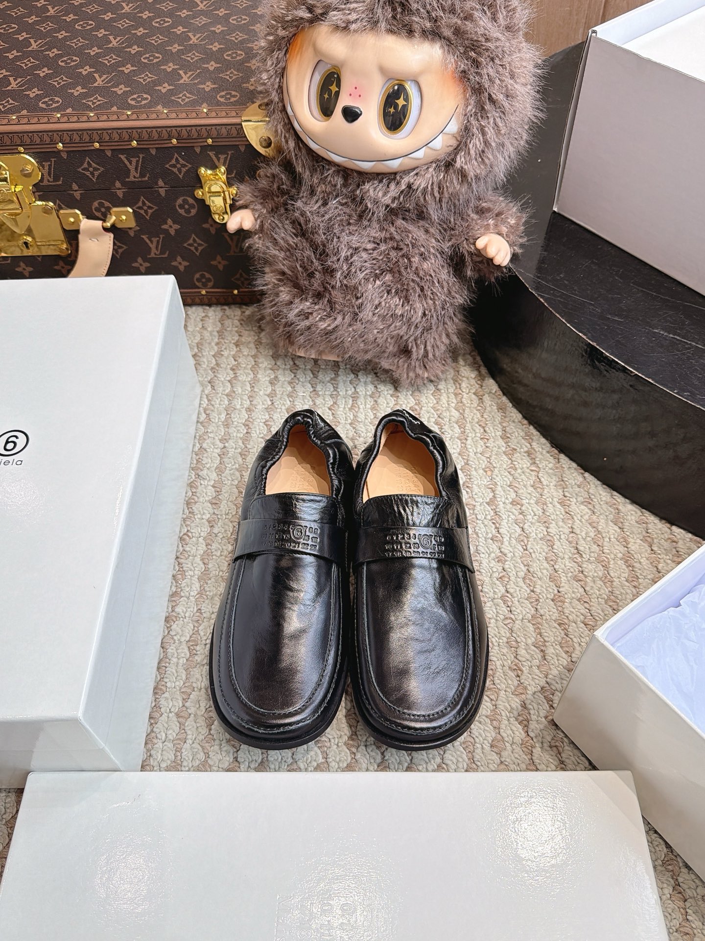 NO:887329,MM6 genuine leather sole shoes. The entire pair of shoes is developed and manufactured by ZP. All customized materials, exclusive molded outsole, all details are shipped according to the version, and even the packaging is the same as the original. Size: 35-40, loafers, masion margiela, loafers19860909MM6 真皮底单鞋 整双鞋子采购Zp开发打造,全部定制材料,独家开模大底,细节全部对版出货,连包装也做到跟正品一样.码数:35-40,乐福鞋,masion margiela,loafers,Women's Shoes