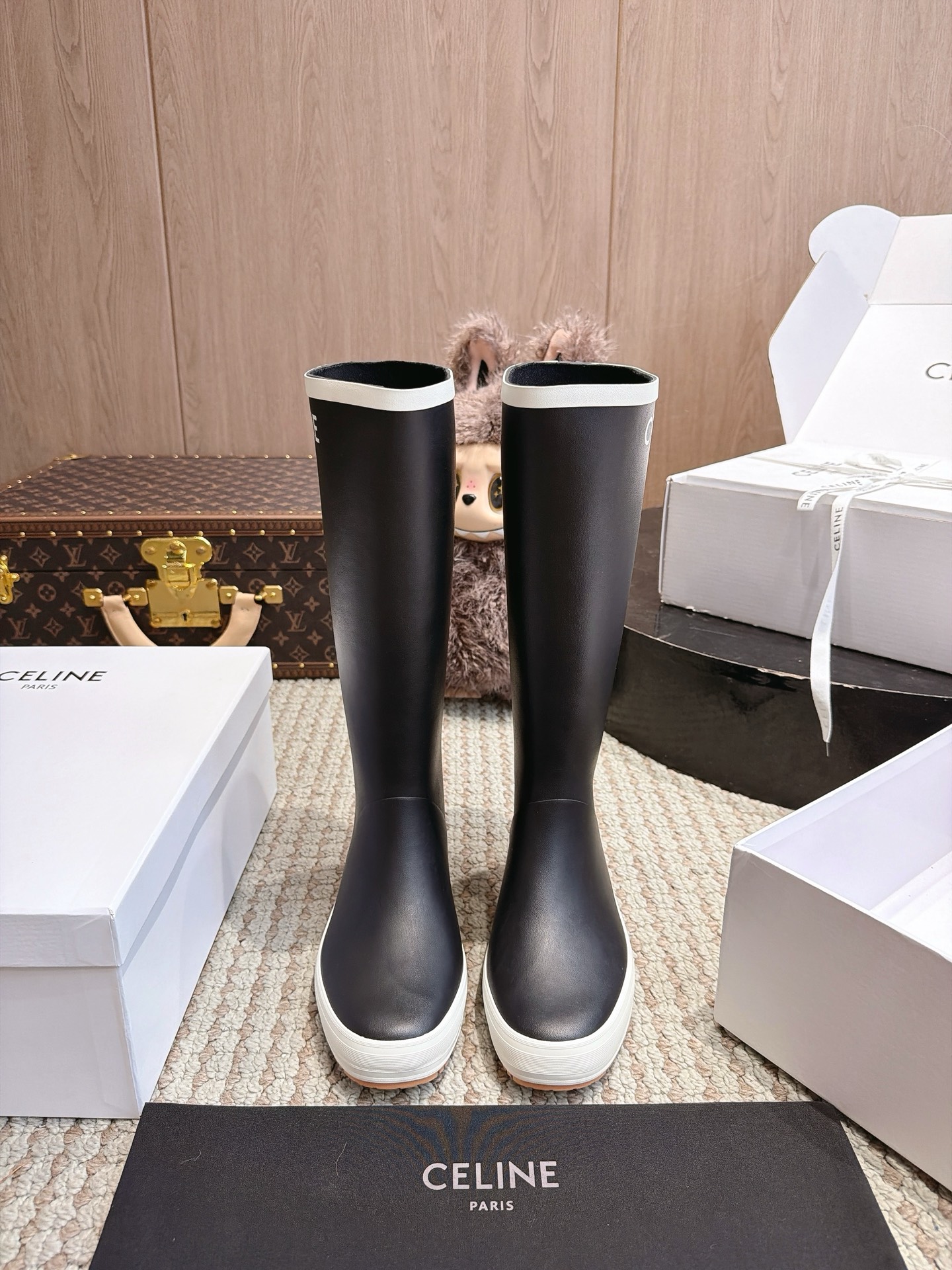 NO:901619,CELINE top version of rain boots, high tube. The entire pair of shoes is developed and manufactured by ZP. All customized materials, exclusive molded soles, all details are shipped according to the version, and even the packaging is the same as the original. Size: women's 35-40, boots, celine, boots, rain boots19860909CELINE 顶级版雨靴 高筒 整双鞋子采购Zp开发打造,全部定制材料,独家开模大底,细节全部对版出货,连包装也做到跟正品一样.码数:女35-40,靴子,celine,boots,rain boots,Women's Shoes