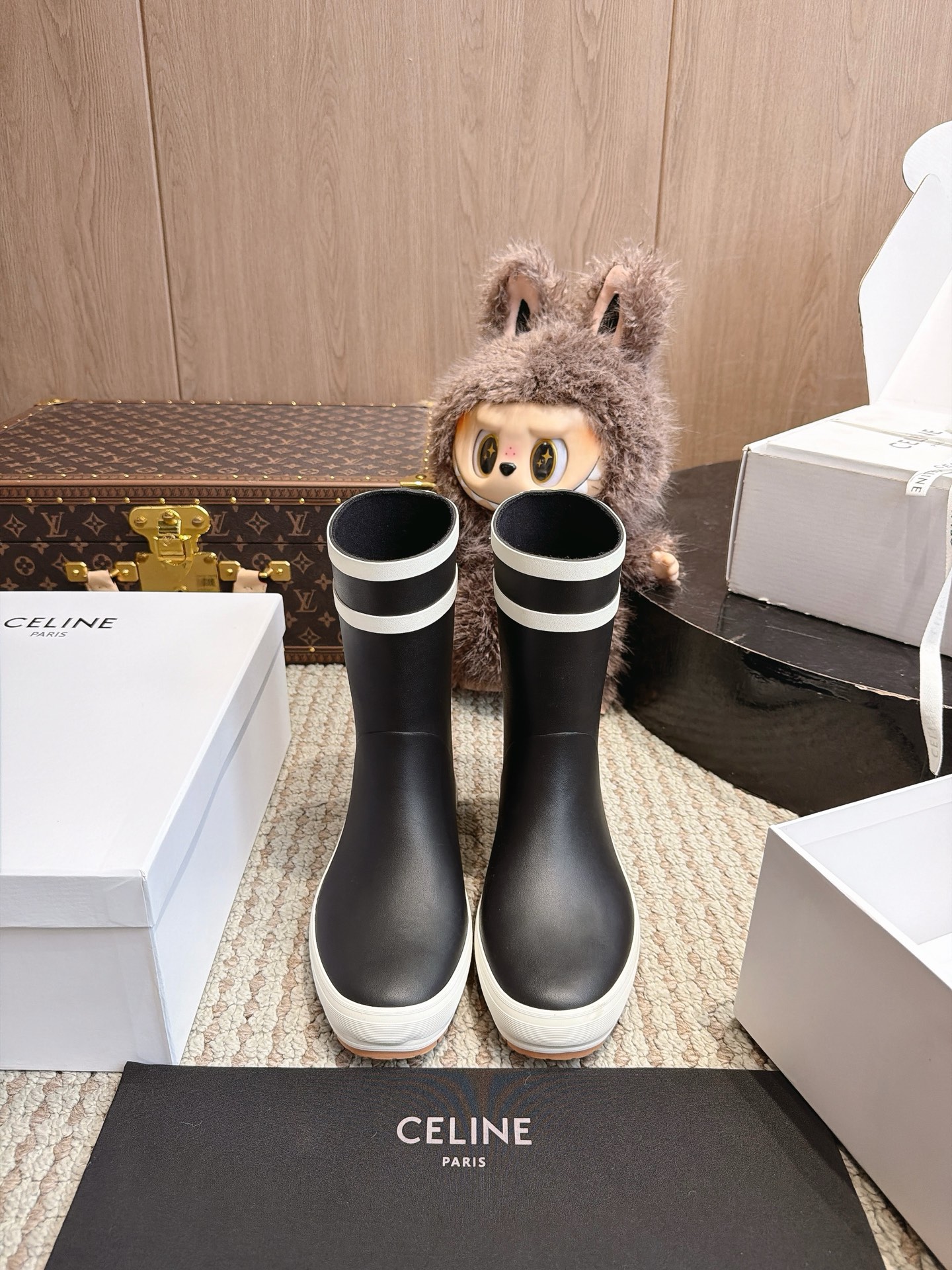 NO:901624,CELINE top version of rain boots, mid-calf. The entire pair of shoes is developed and manufactured by ZP. All customized materials, exclusive molded soles, all details are shipped according to the version, and even the packaging is the same as the original. Size: women's 35-40, boots, celine, boots, rain boots19860909CELINE 顶级版雨靴 中筒 整双鞋子采购Zp开发打造,全部定制材料,独家开模大底,细节全部对版出货,连包装也做到跟正品一样.码数:女35-40,靴子,celine,boots,rain boots,Women's Shoes