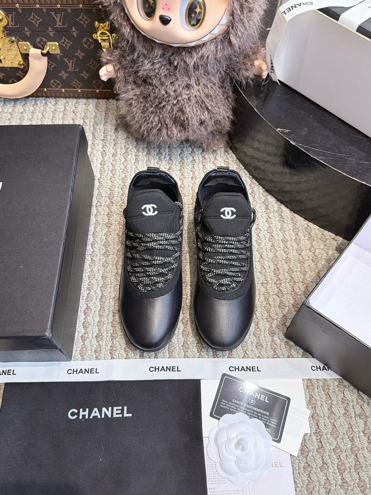 NO:901604,CHANEL top version of casual shoes. The entire pair of shoes is developed and manufactured by ZP. All customized materials, exclusive molded soles, all details are shipped according to the version, and even the packaging is the same as the original. Size: women 35-40, casual shoes/sports shoes, chanel, sneakers19860909CHANEL 顶级版 休闲鞋 整双鞋子采购Zp开发打造,全部定制材料,独家开模大底,细节全部对版出货,连包装也做到跟正品一样.码数:女35-40,休闲鞋/运动鞋,chanel,sneakers,Women's Shoes