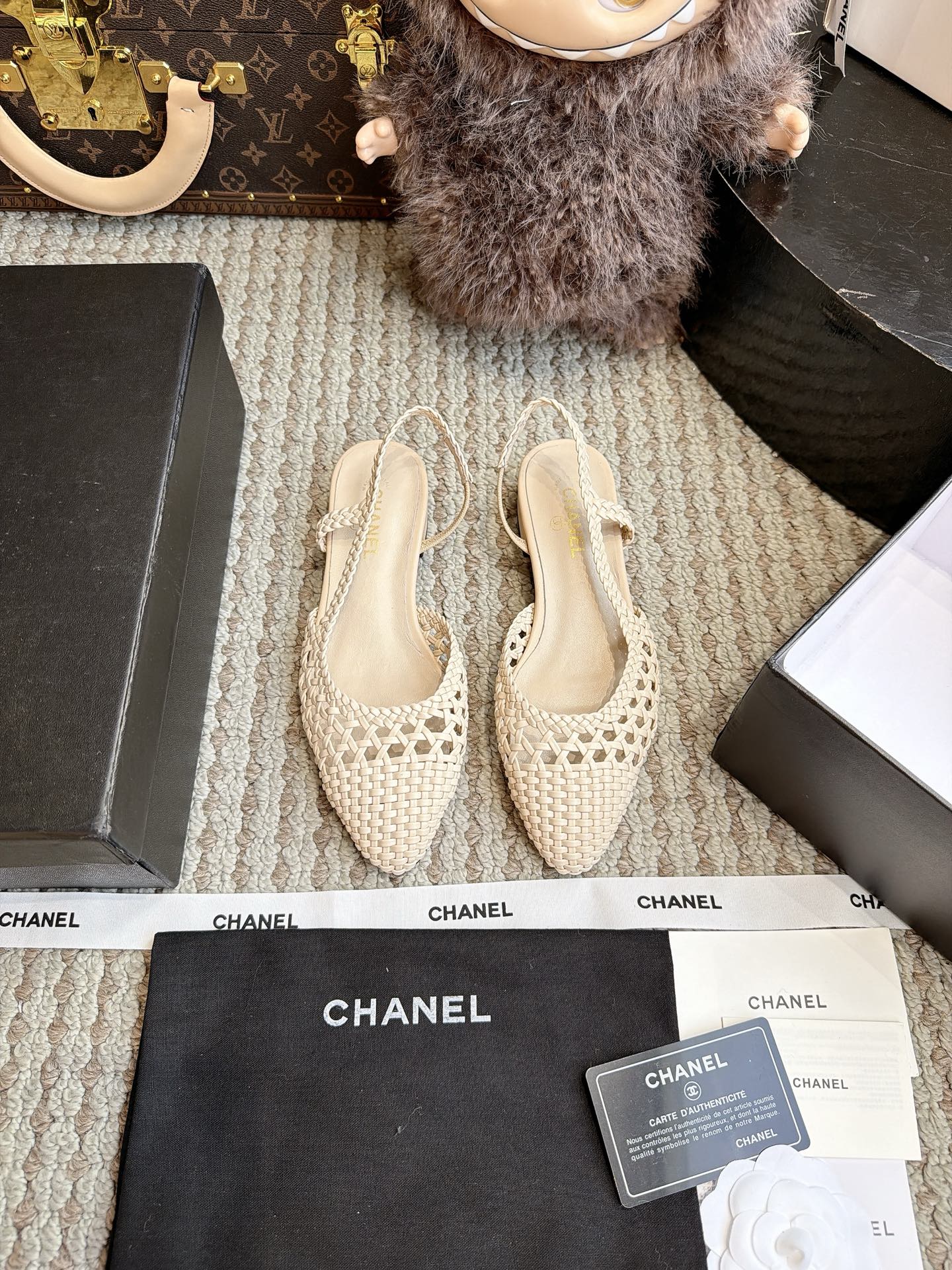 NO:901632,CHANEL top version woven flat sandals. The entire pair of shoes is developed and manufactured by ZP. All customized materials, exclusive molded outsole, all details are shipped according to the version, and even the packaging is the same as the original. Size: women's 35-40, sandals, chanel, sandals19860909CHANEL 顶级版 编织平跟凉鞋 整双鞋子采购Zp开发打造,全部定制材料,独家开模大底,细节全部对版出货,连包装也做到跟正品一样.码数:女35-40,凉鞋,chanel,sandals,Women's Shoes