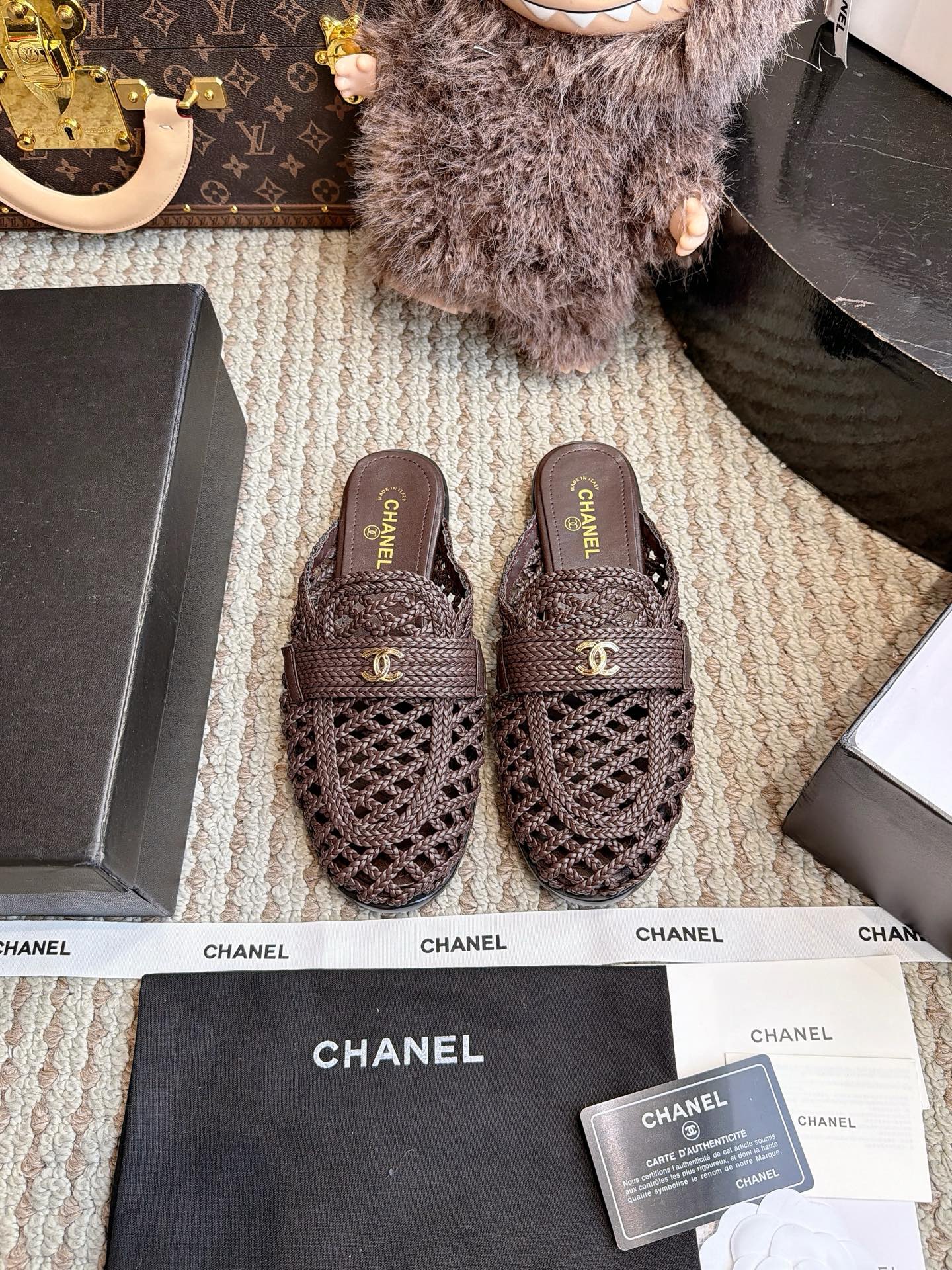 NO:901603,CHANEL top version woven shoes. The entire pair of shoes is developed and made by purchasing ZP. All customized materials, exclusive molded outsole, all details are shipped according to the version, and even the packaging is the same as the original. Size: women's 35-40, loafers and half slippers, chanel, loafers19860909CHANEL 顶级版 编织单鞋 整双鞋子采购Zp开发打造,全部定制材料,独家开模大底,细节全部对版出货,连包装也做到跟正品一样.码数:女35-40,乐福鞋半拖,chanel,loafers,Women's Shoes