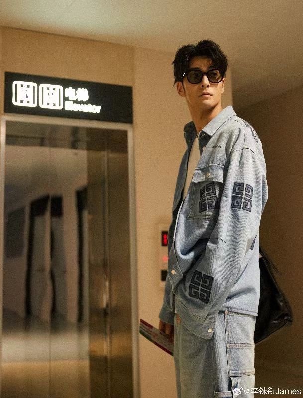 GIVENCHYGivenchy 23Fw checkered embroidered denim shirt upper body effect