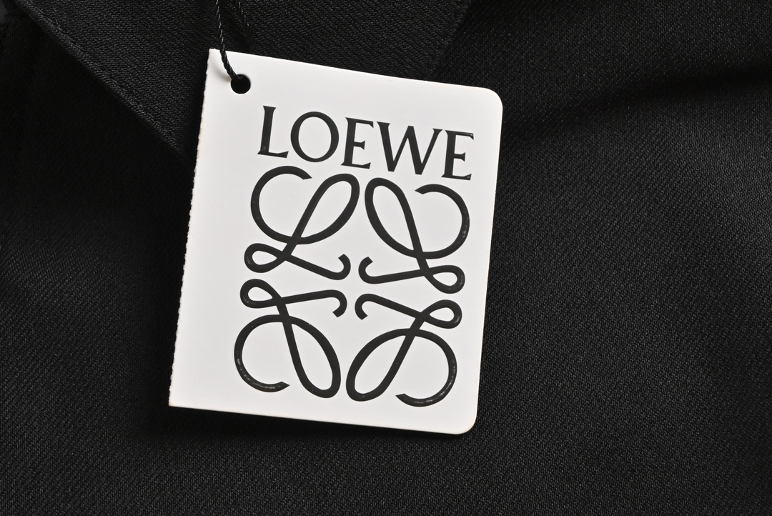 Loewe/罗意威 23Fw 胸口皮牌标识风衣外套