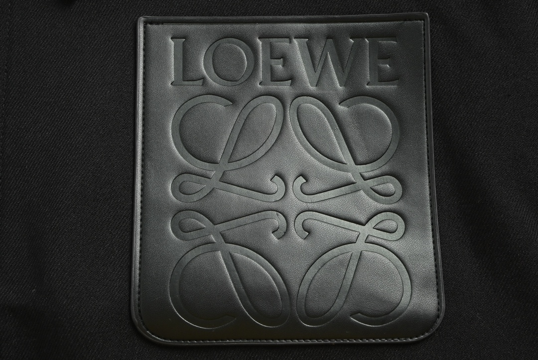 Loewe/罗意威 23Fw 胸口皮牌标识风衣外套