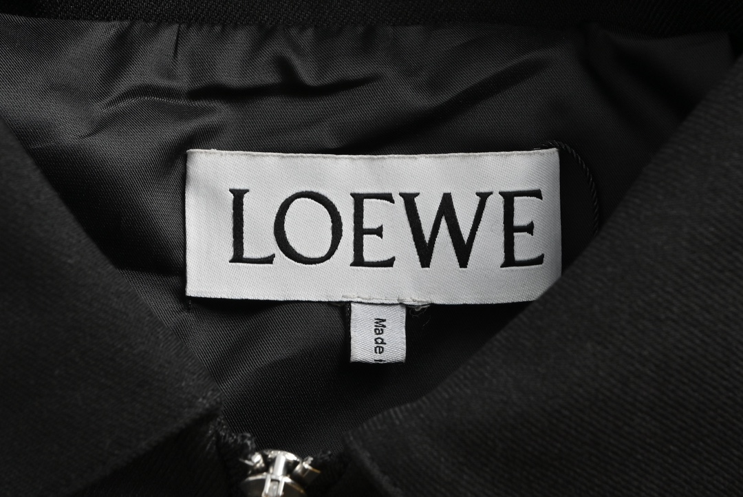 Loewe/罗意威 23Fw 胸口皮牌标识风衣外套