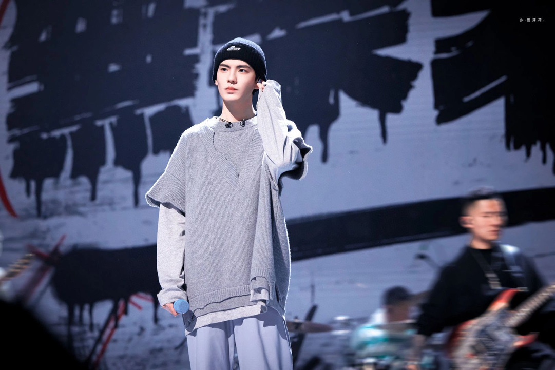 GivenchyGivenchy 23Fw fake three-piece destroying wool sweater upper body effe