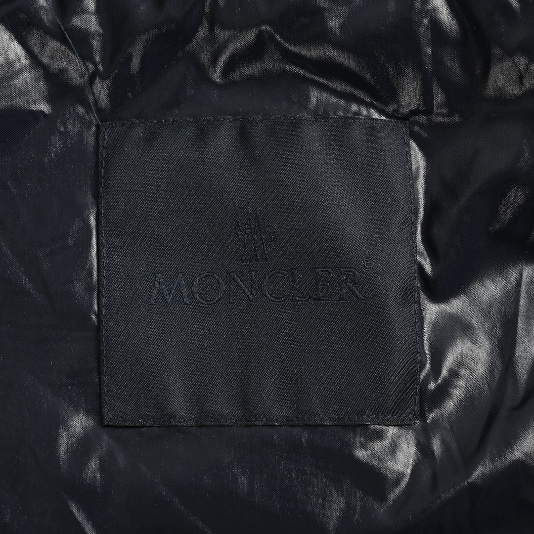 Moncler/蒙口 23Fw 七夕胶囊限定爱心刺绣羽绒服