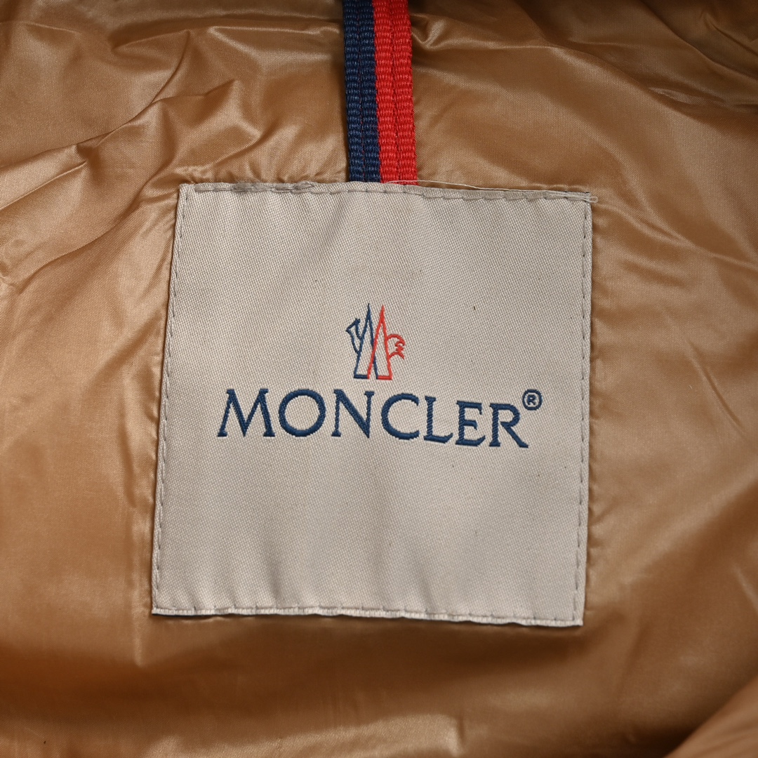 Moncler/蒙口 Liriope系列纯色漆面羽绒服