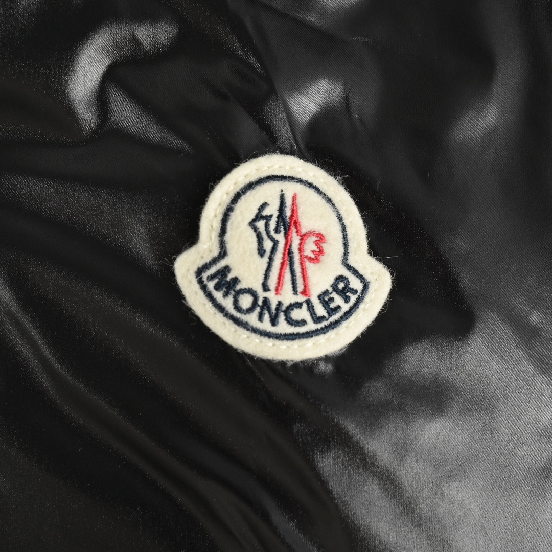 Moncler/蒙口 Liriope系列纯色漆面羽绒服