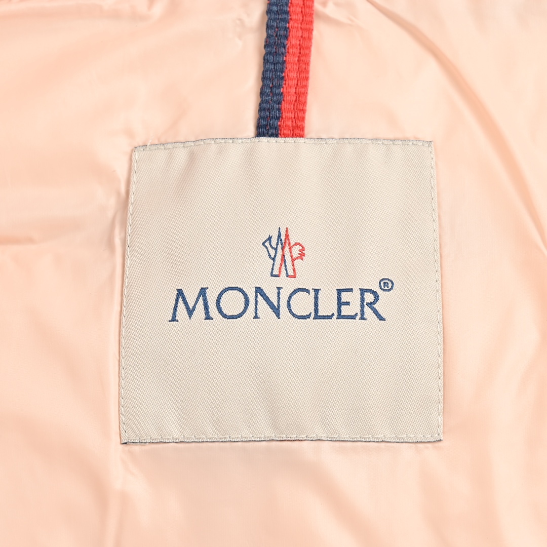 Moncler/蒙口 斜拉链羽绒服 年年红遍天的款