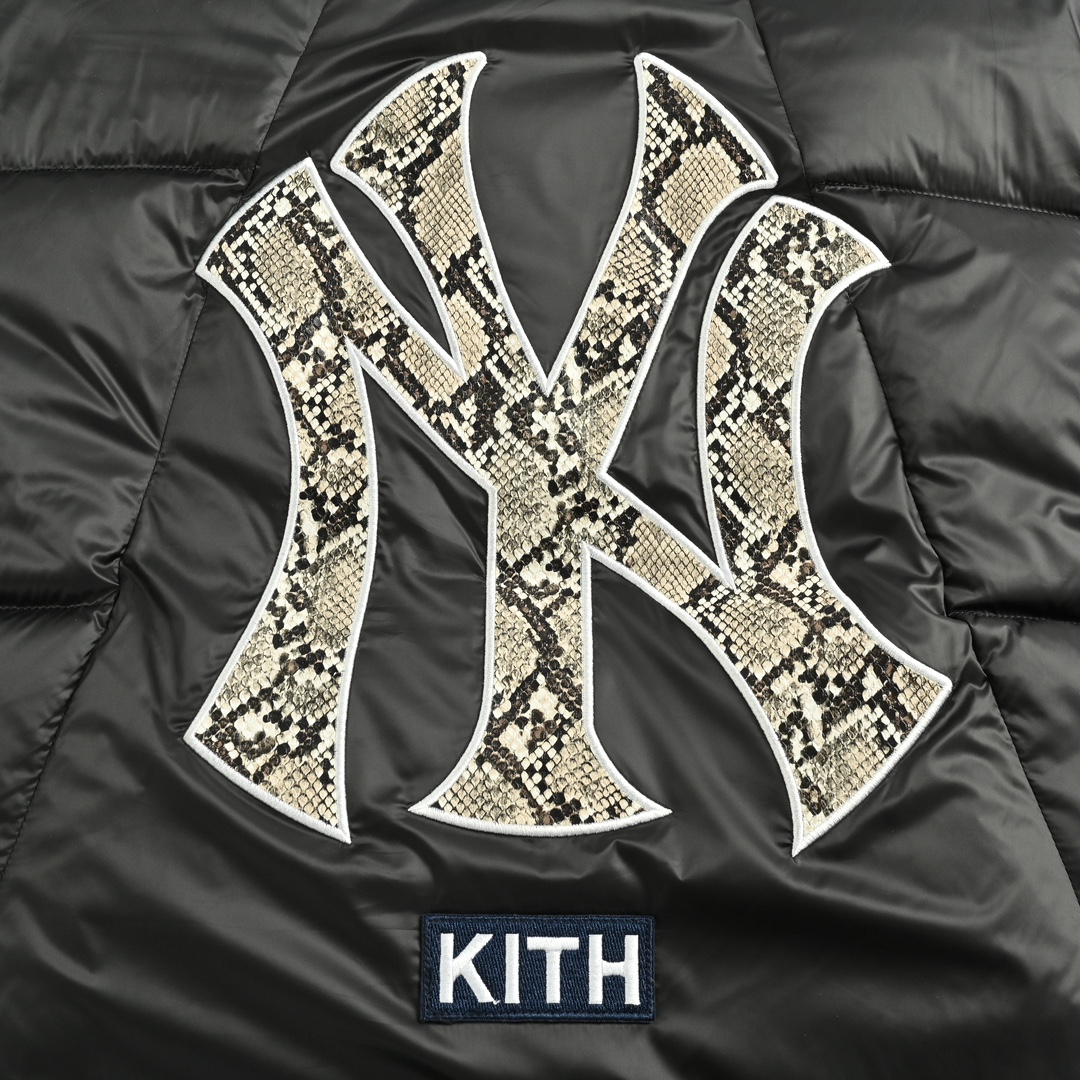 KITH & MLB 联名款蟒纹刺绣字母羽绒服