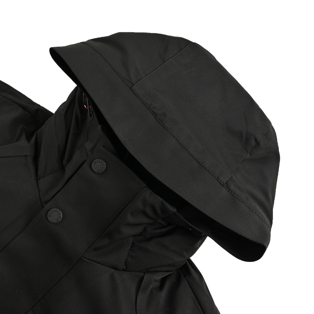 本地自取:💰680
Moncler /蒙口 25Fw 滑雪工装羽绒服
Gore-tex尼龙纤维面料,防水防风透气效果更显著.区别于市面的PU涂层的面料.
内里东丽高光聚脂尼龙面料,质感及手感毋庸置疑的优越.防风抗寒保暖效果极佳,锁绒设计绝非一般!
DIST欧标90%鹅绒10%羽毛.先进的直充绒技术处理。
颜色:黑色 军绿色口
Size :M1 L2 XL3 XXL4 XXXL5