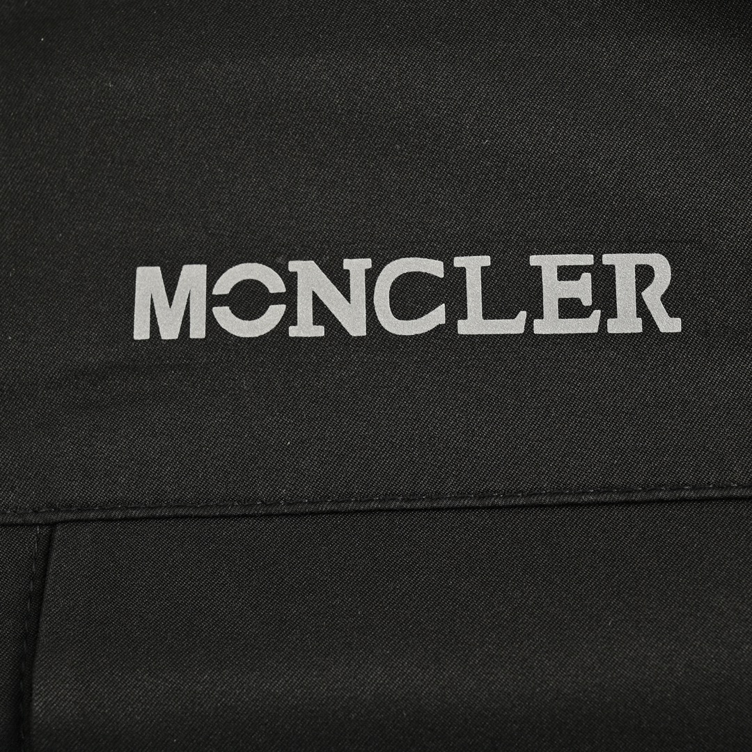 本地自取:💰680
Moncler /蒙口 25Fw 滑雪工装羽绒服
Gore-tex尼龙纤维面料,防水防风透气效果更显著.区别于市面的PU涂层的面料.
内里东丽高光聚脂尼龙面料,质感及手感毋庸置疑的优越.防风抗寒保暖效果极佳,锁绒设计绝非一般!
DIST欧标90%鹅绒10%羽毛.先进的直充绒技术处理。
颜色:黑色 军绿色口
Size :M1 L2 XL3 XXL4 XXXL5