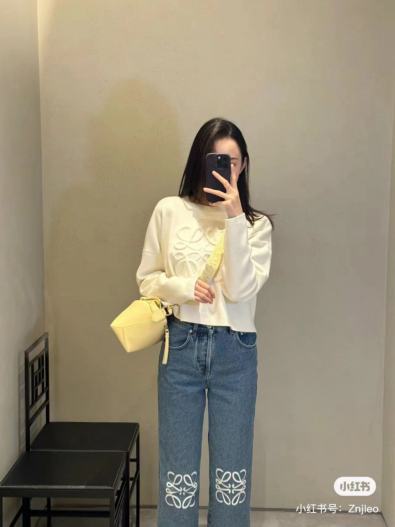 LoeweLuo Yiwei 24Fw embossed Anagram round-neck sweater upper body effect