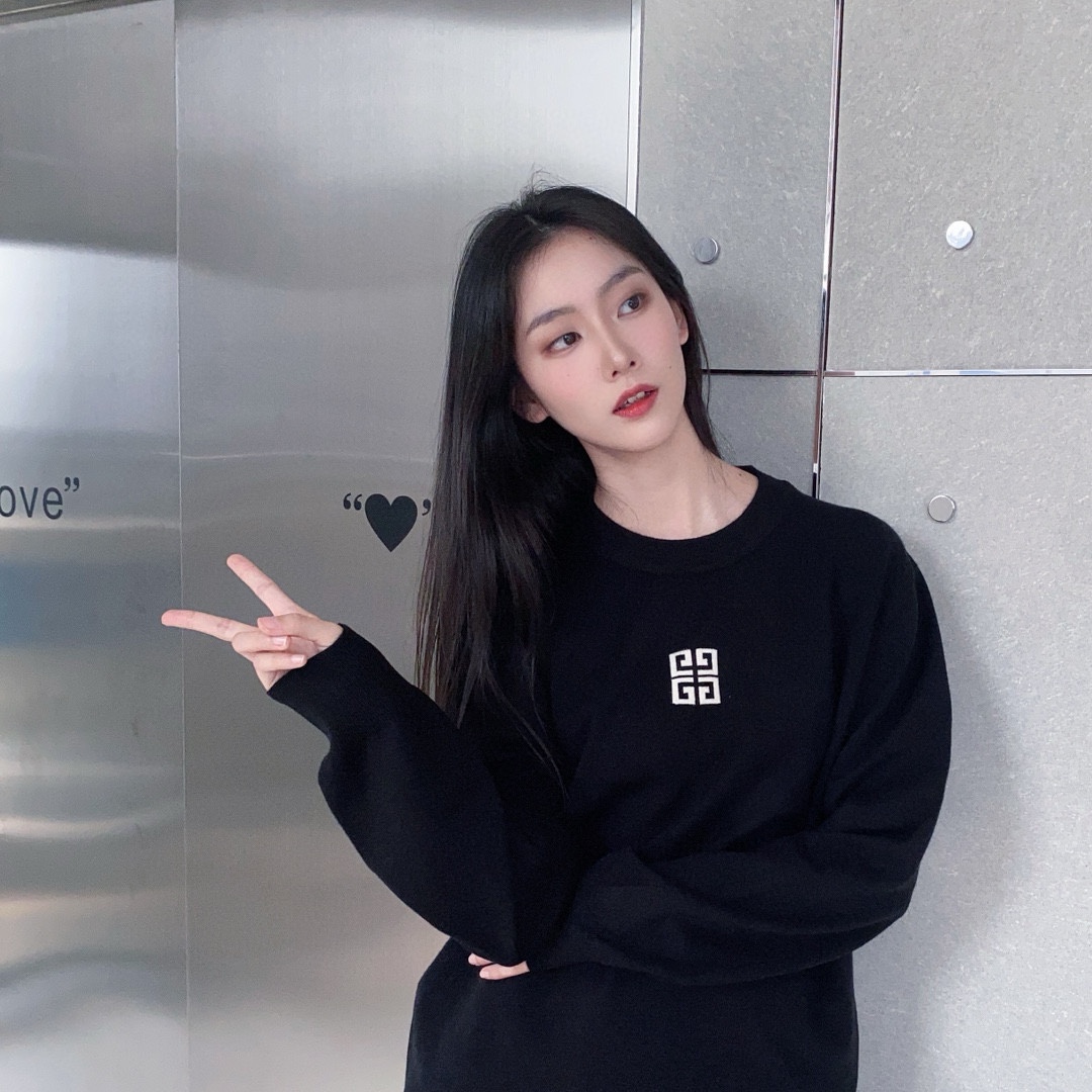 GIVENCHYGivenchy 23Fw4G letter jacquard round-neck sweater upper body effect