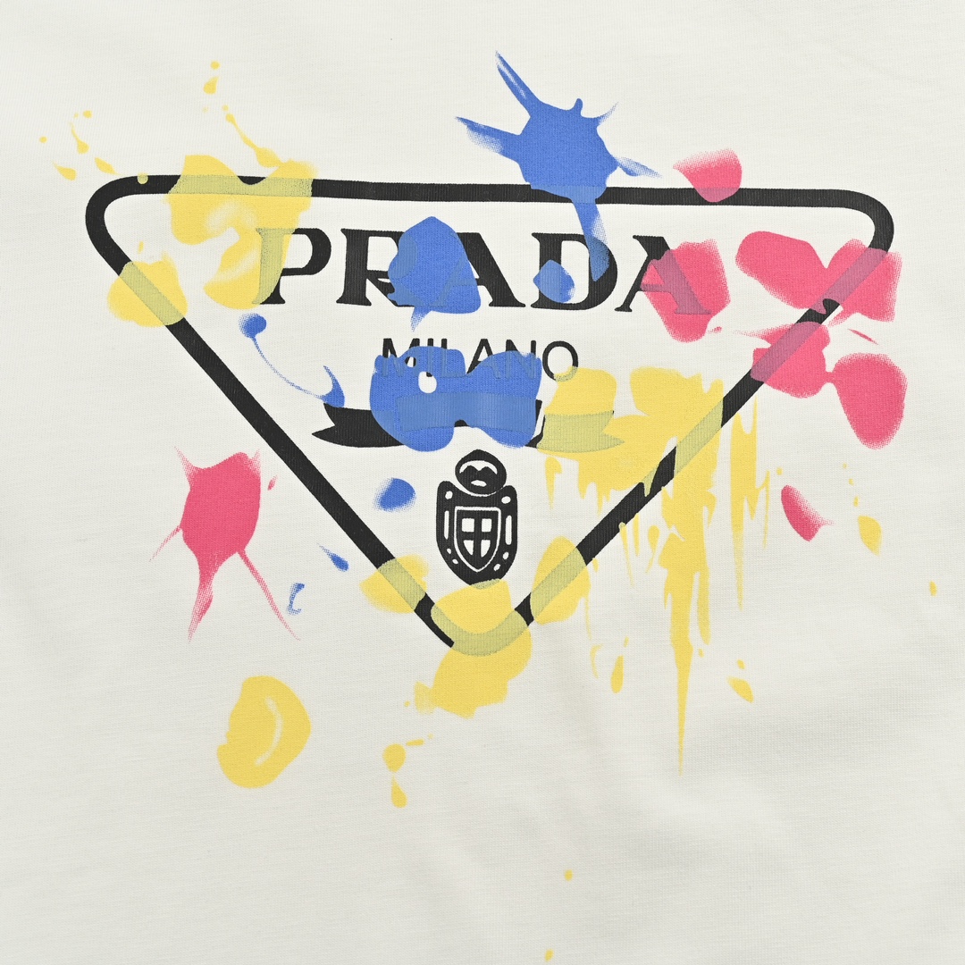 140 Prada/普拉达 24ss 多彩涂鸦三角标印花短袖 采用260g双纱纯棉面料