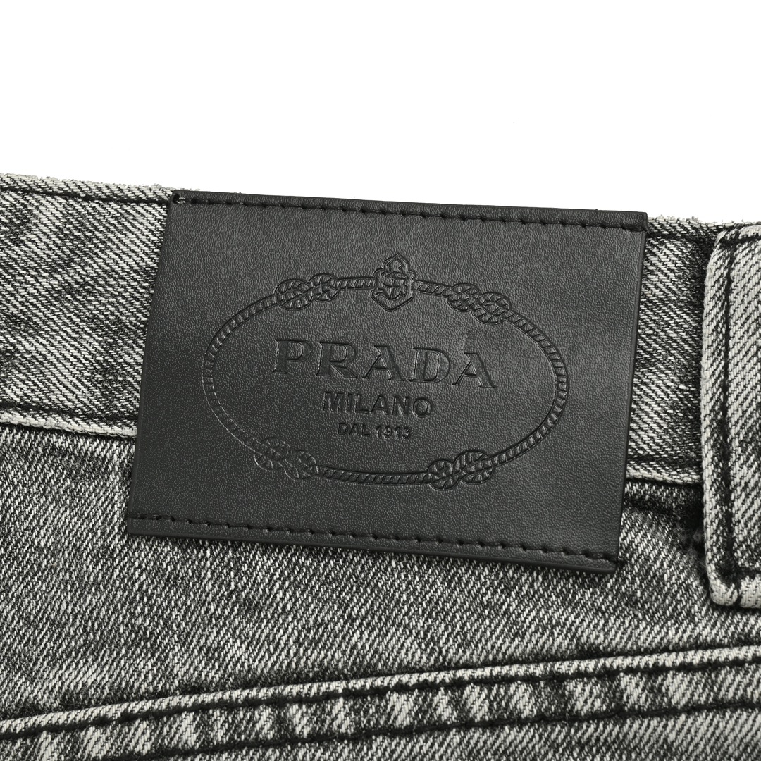 Prada/普拉达 背后三角标牛仔裤 Prada/普拉达 背后三角标牛仔裤今年为止做的最牛逼的牛仔裤