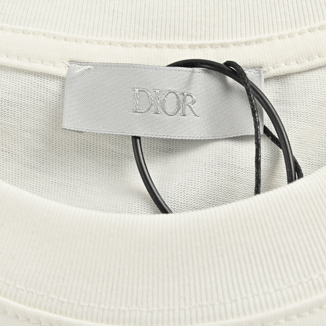 Dior/迪奥 24ss 后背植绒字母短袖 前面采用刺绣标识后背植绒字母工艺