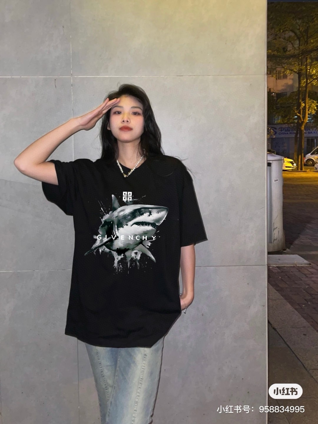 GIVENCHYGivenchy Great White Shark print short-sleeved upper body effect