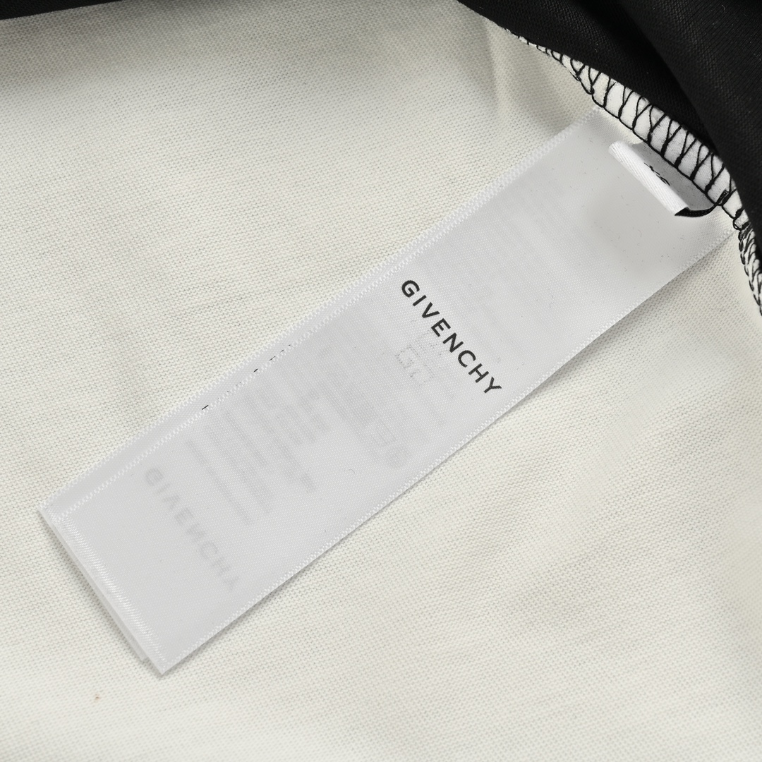 GIVENCHY /纪梵希 24ss 龙年双拼色短袖 胸前饰以 龙年卡通图案