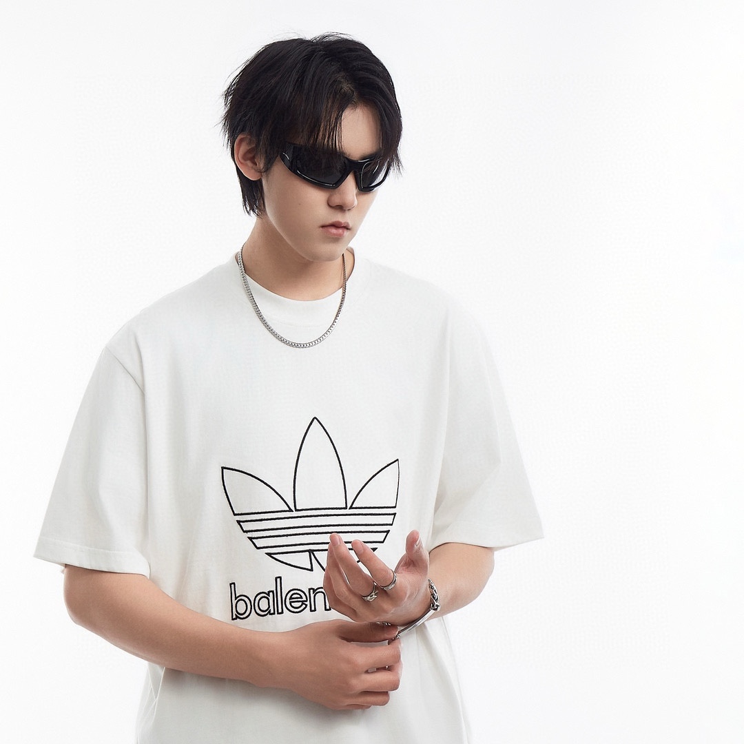 BalenciagaAdidas co-branded clover embroidery short-sleeved upper body effect