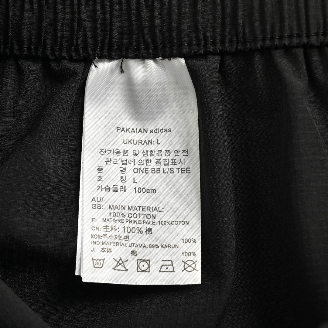 Fear of God & Adidas 联名款短裤 面料为面32s底8s全棉精密精梳纺面料