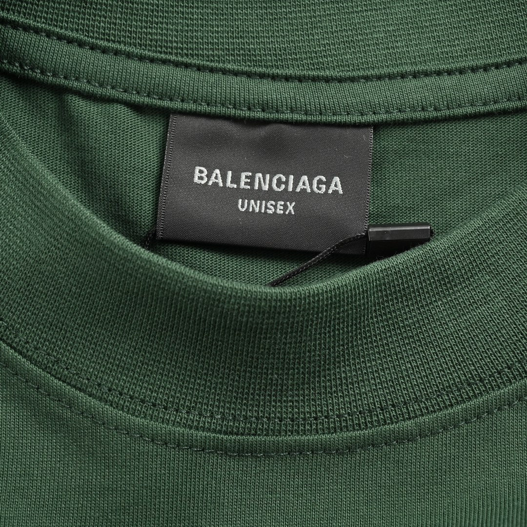 160 Balenciaga/巴黎世家 24ss 拉丁字母重叠刺绣短袖 专柜价4720购入 又是一个超级大爆款 整件衣服260g的双股面料做了预缩水处理 前后都是菲林印花 刺绣 做了一个渐变的深浅效果 现货已经入库 Size:XS-M