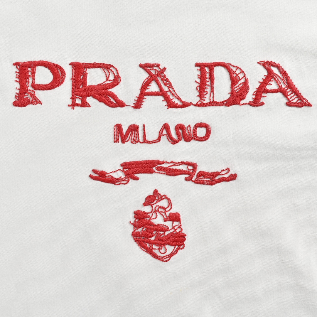 Prada/普拉达 24ss 草写字母刺绣短袖 前幅草写logo徽标刺绣工艺 定织230-250G32