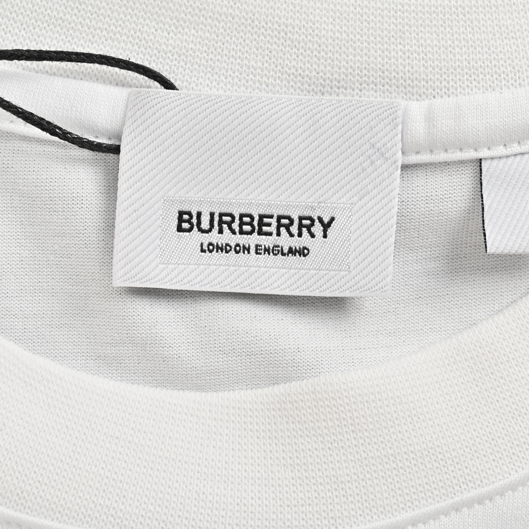 Burberry/巴宝莉 经典TB刺绣小标短袖面料刺绣采用进口绣花机器高达13万针数刺绣