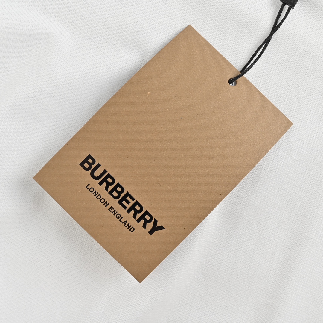 Burberry/巴宝莉 经典TB刺绣小标短袖面料刺绣采用进口绣花机器高达13万针数刺绣