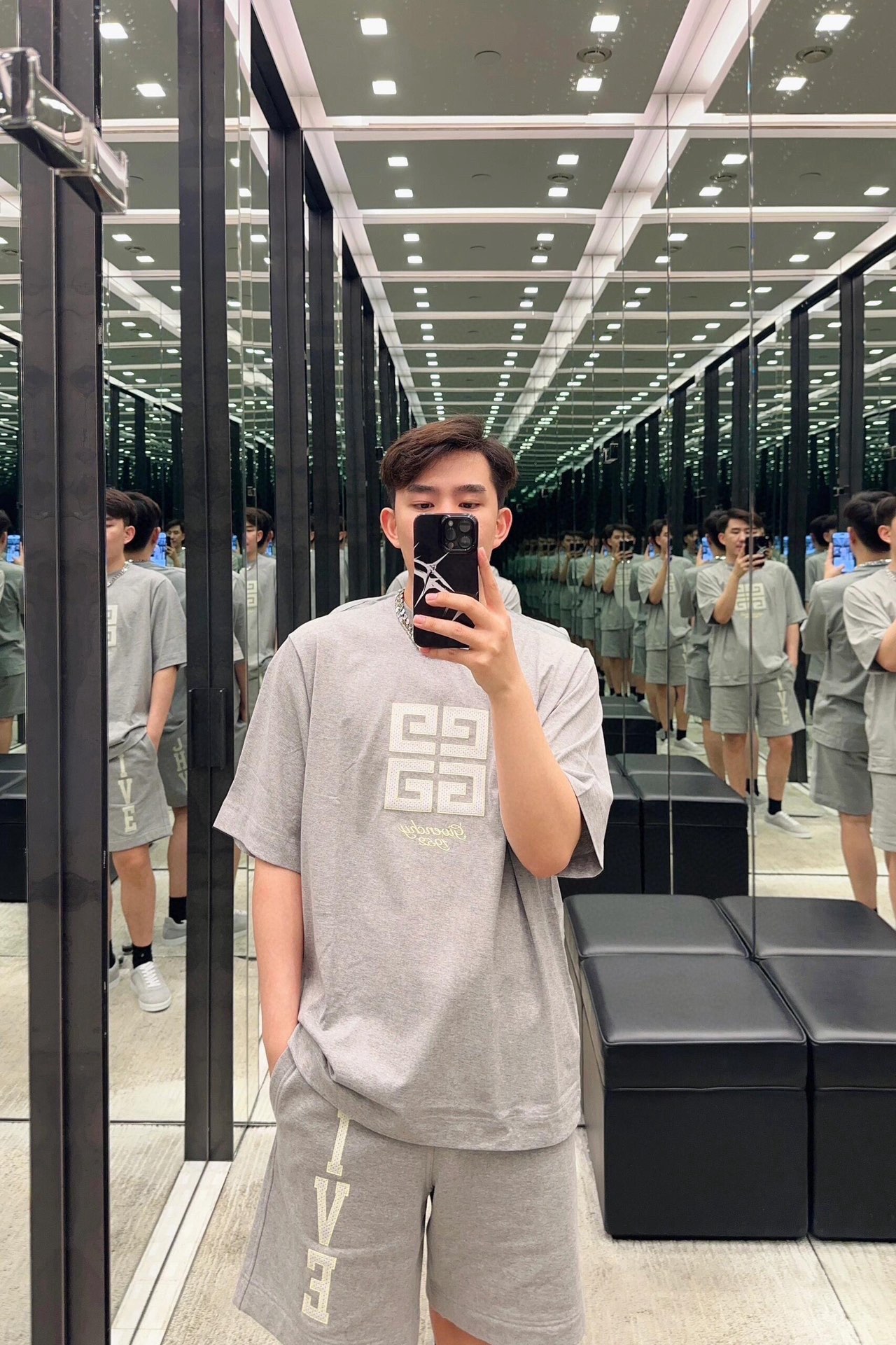 GIVENCHYGivenchy 24ss mesh 4G embroidered short sleeve upper body effect