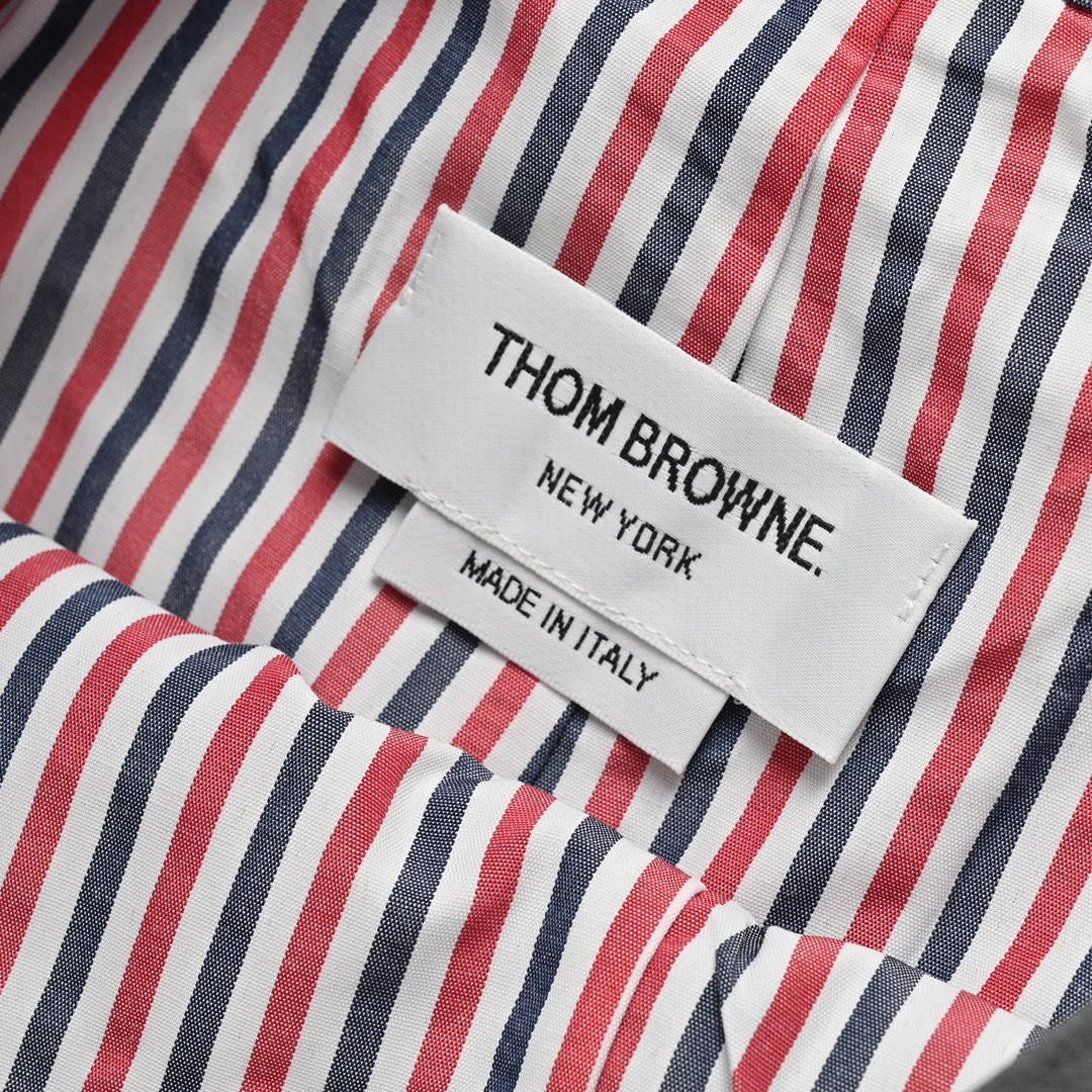 （TB白色杠王心凌同款短裙） Thom Browne/汤姆布朗 经典四杠百褶短裙