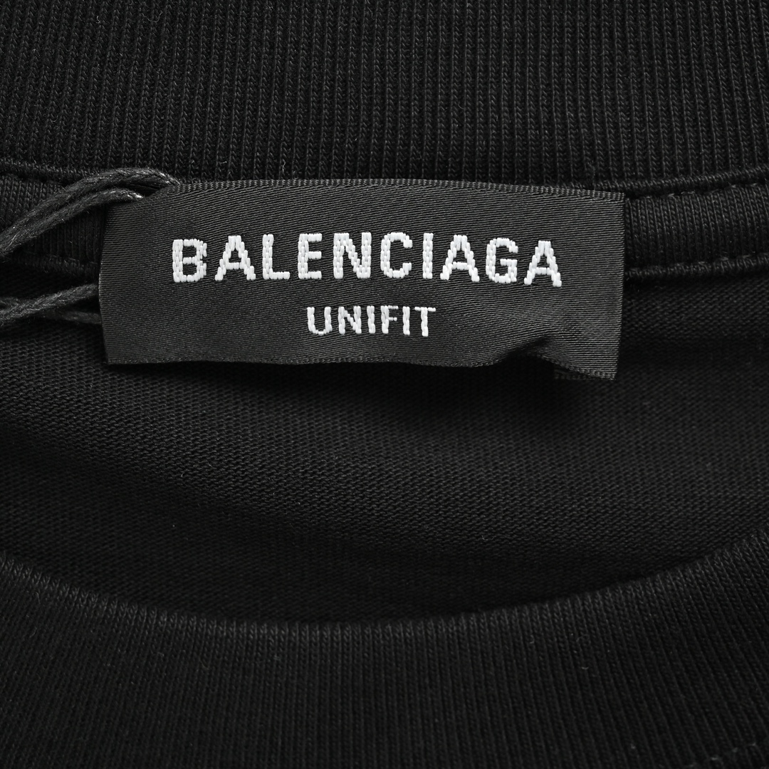 Balenciaga/巴黎世家 23ss 满印多标印花短袖 胸前是经典的logo点缀
