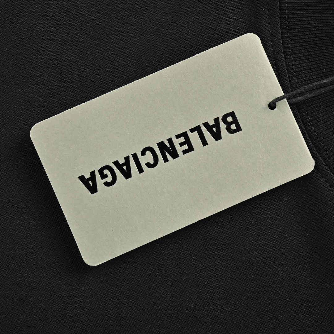 Balenciaga/巴黎世家 23ss 满印多标印花短袖 胸前是经典的logo点缀